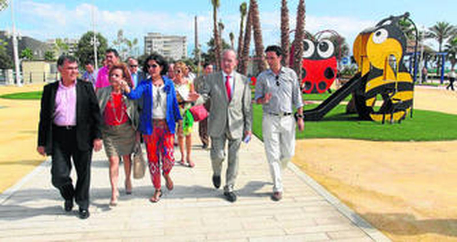 El paseo oficial de las autoridades ayer por las intalaciones inauguradas.