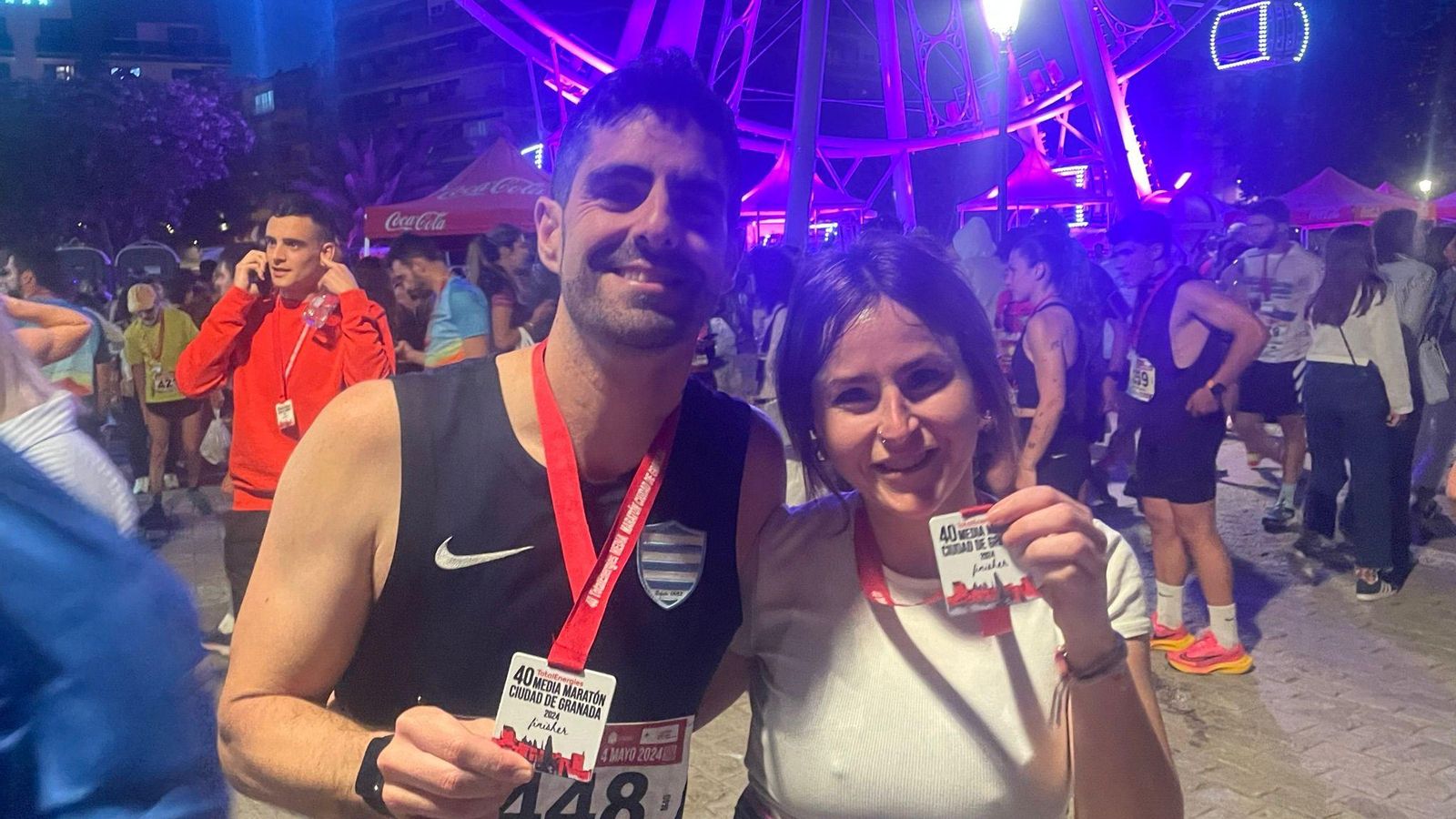 Medina, y su amiga Elvira González, tras acabar la Media