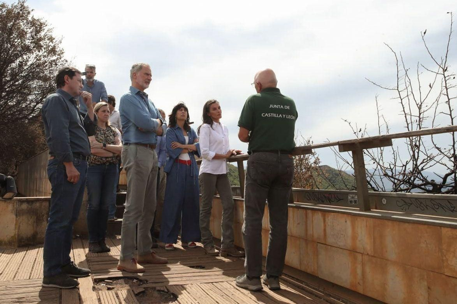 Las fotos de la visita de los Reyes a las zonas afectadas por los incendios en Sanabria y Las Médulas