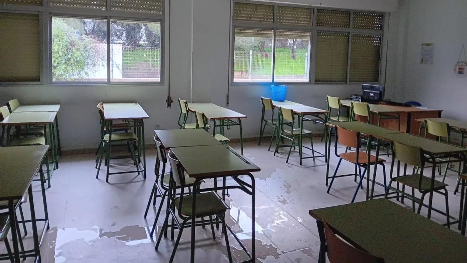 Charcos debidos a filtraciones de agua en una aula del IES Hozgarganta.