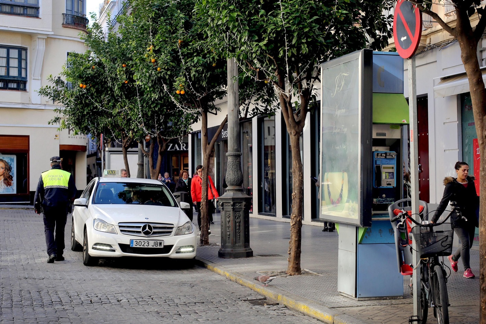 Un taxi espera que llegue un cliente en la parada de la plaza del Palillero
