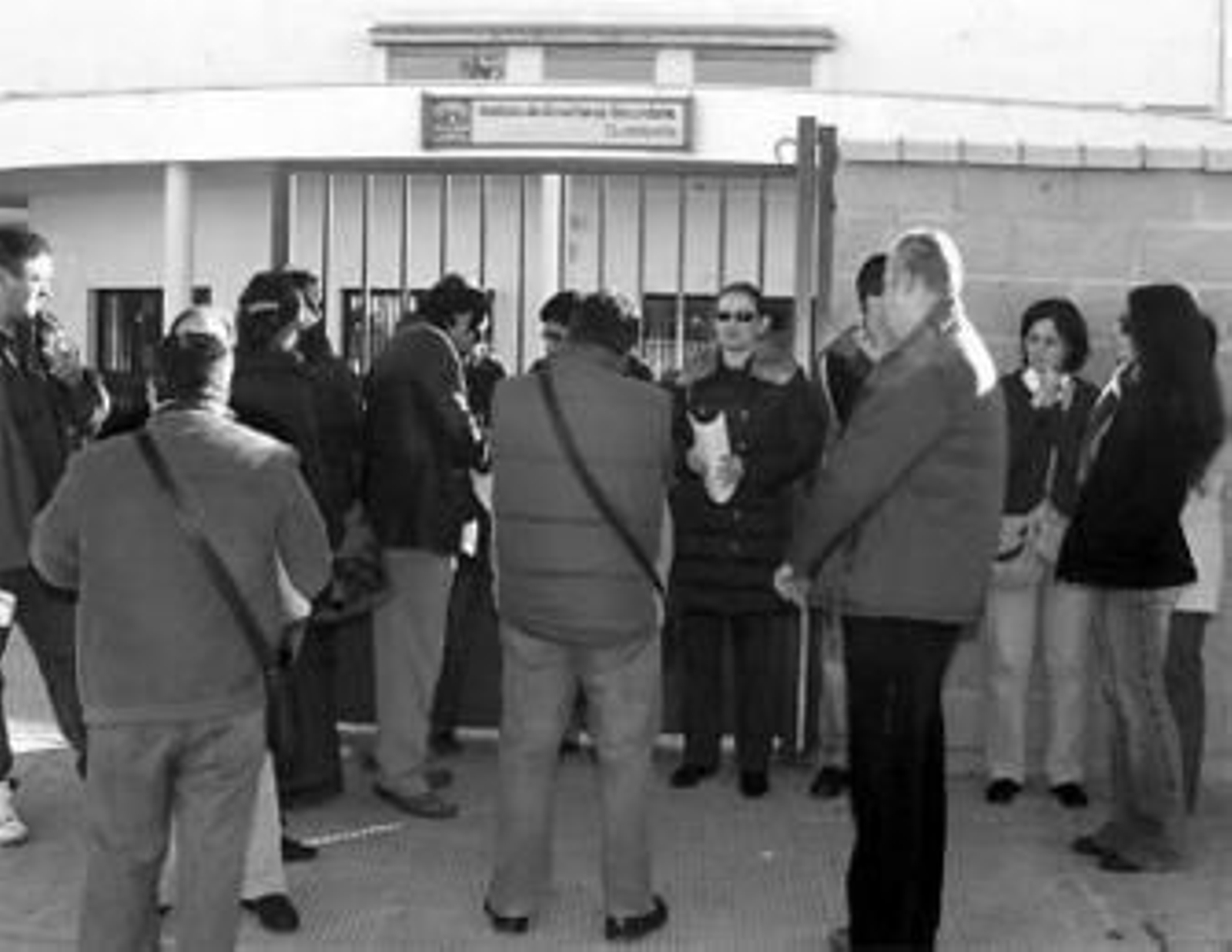Profesores del instituto Guadalpeña, ante la puerta del centro.