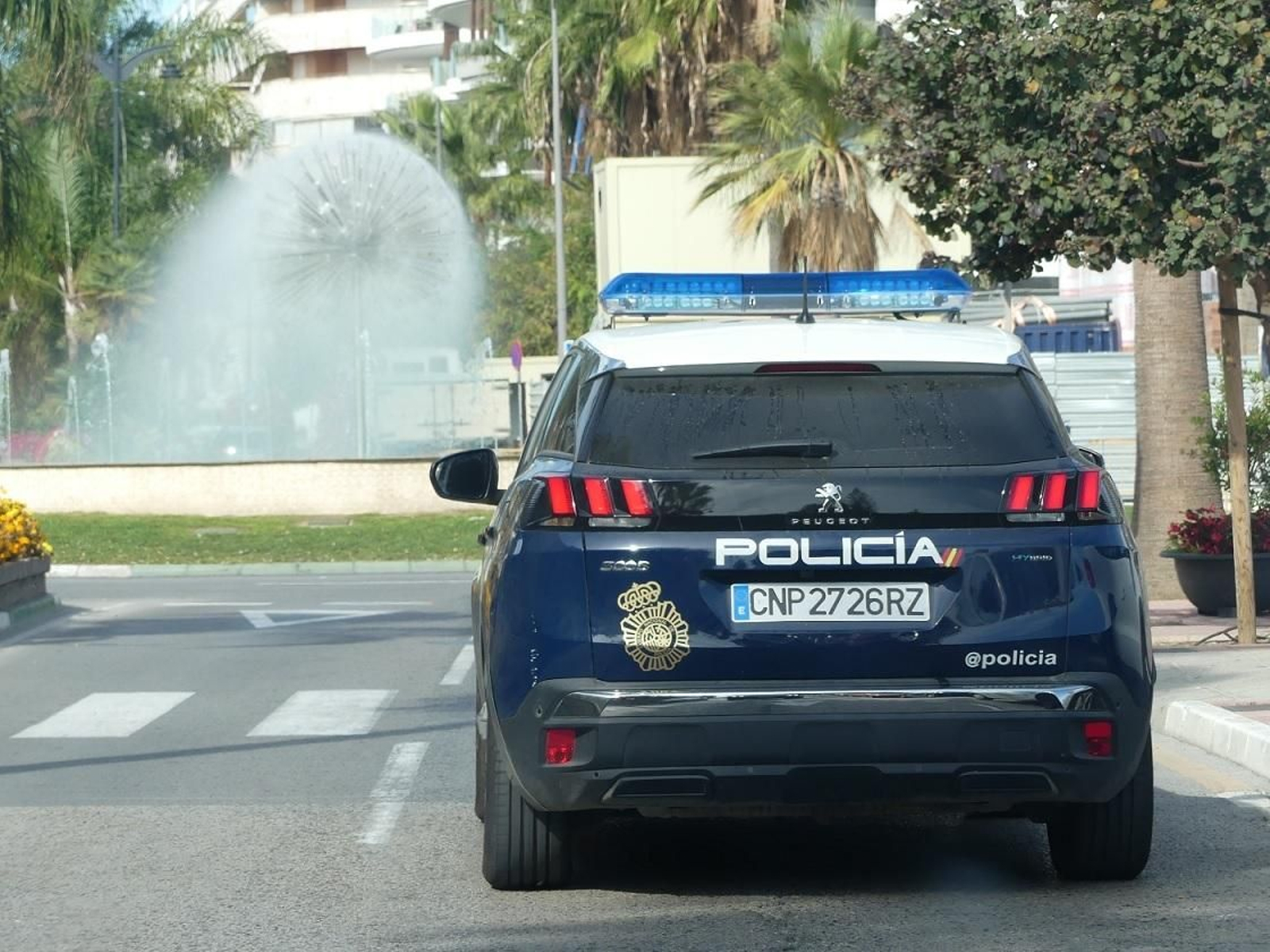 Un vehículo de la Policía Nacional en Estepona.