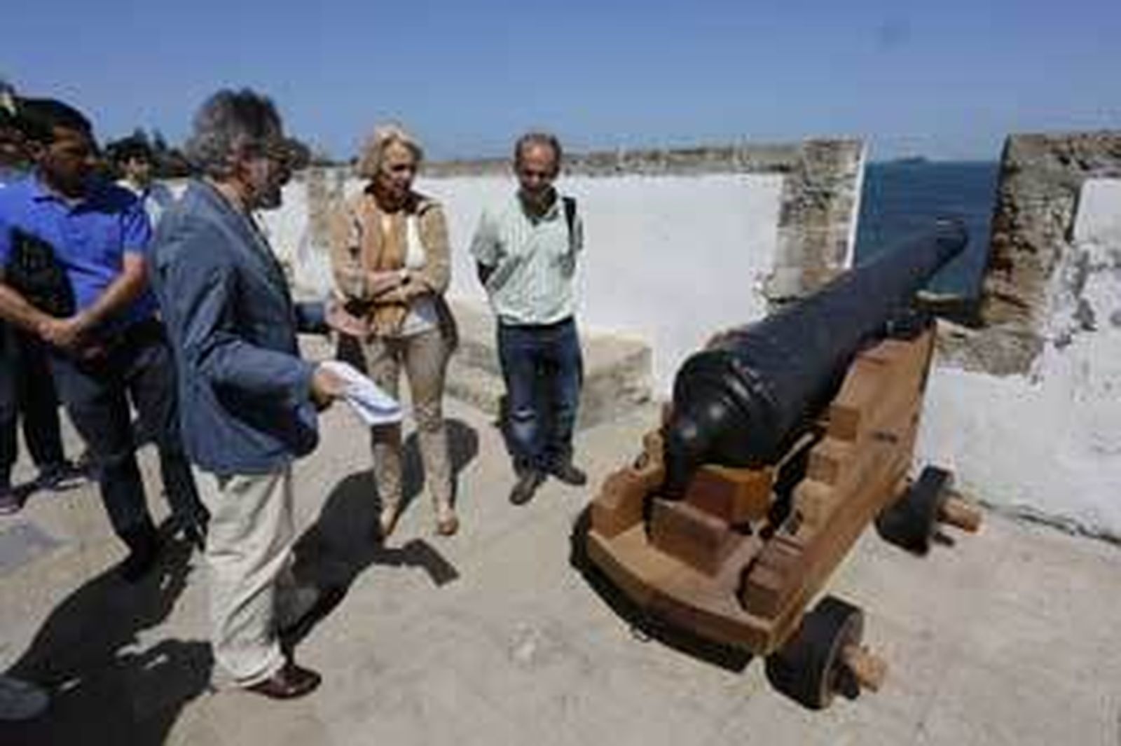 El experto en artillería Antonio Ramos explica las características de un cañón ante la alcaldesa y el arqueólogo municipal José Gené. /M.F.