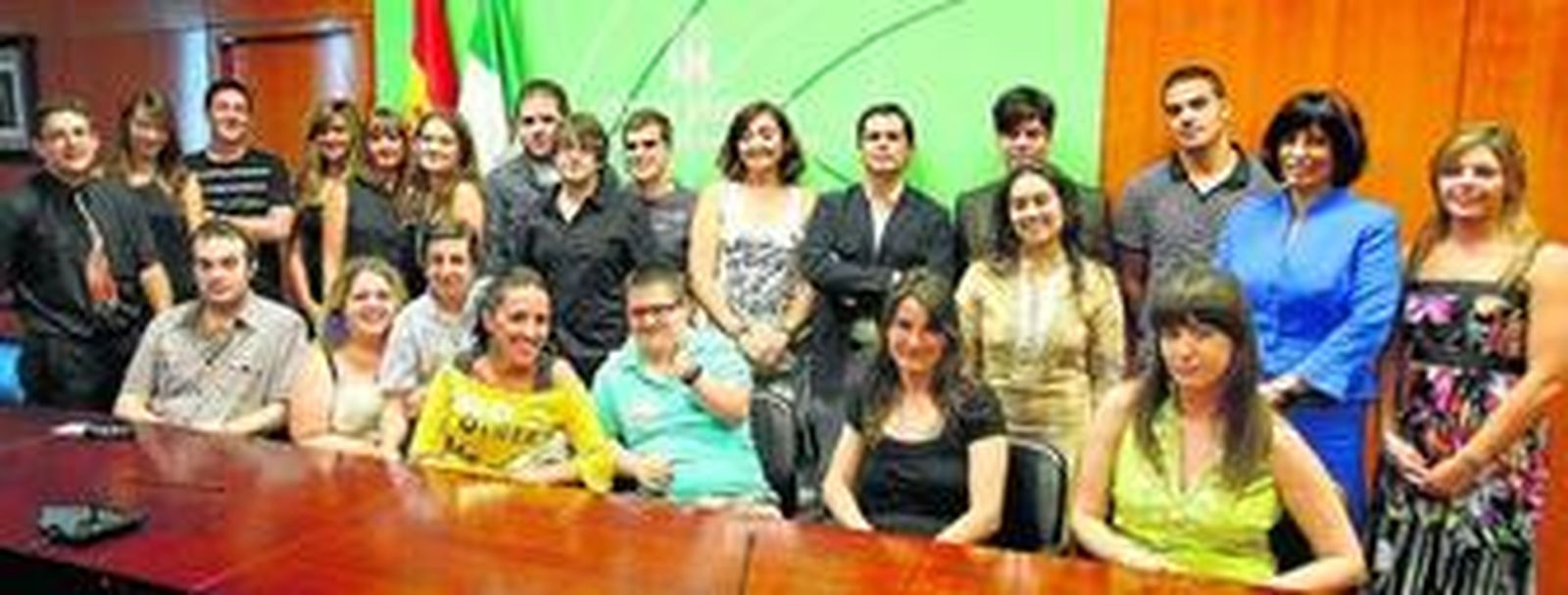 El grupo de premiados, reunido instantes antes de la entrega con la delegada de Igualdad, Manuela Guntiñas (segunda por la derecha) y el director general de IAJ, Raúl Perales (sexto).