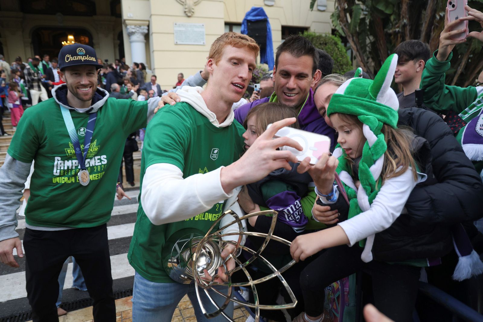 El Unicaja celebra en las calles de Málaga el título de la BCL