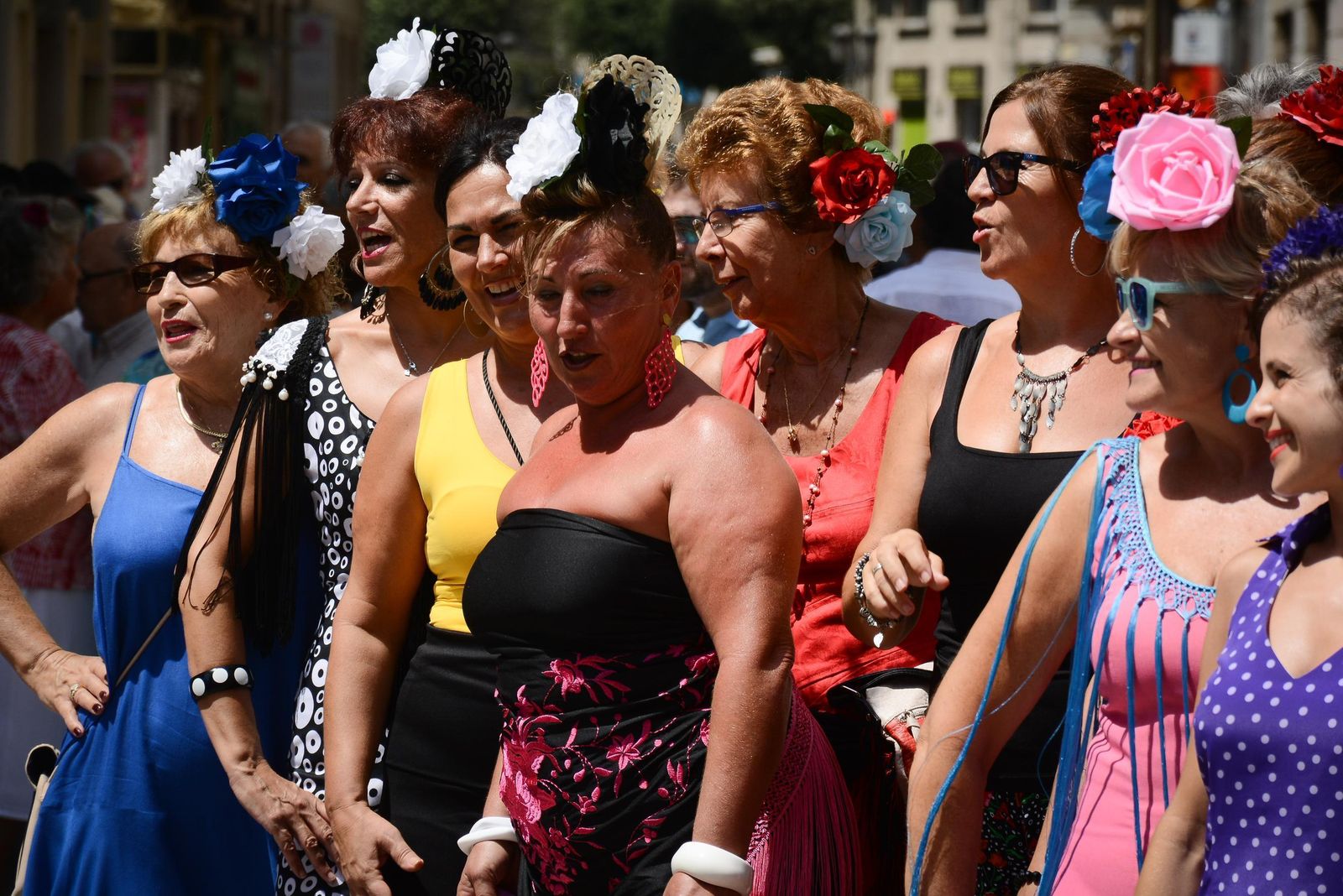 Un grupo de mujeres posan con sus vestidos de flamenca en el centro de Málaga.