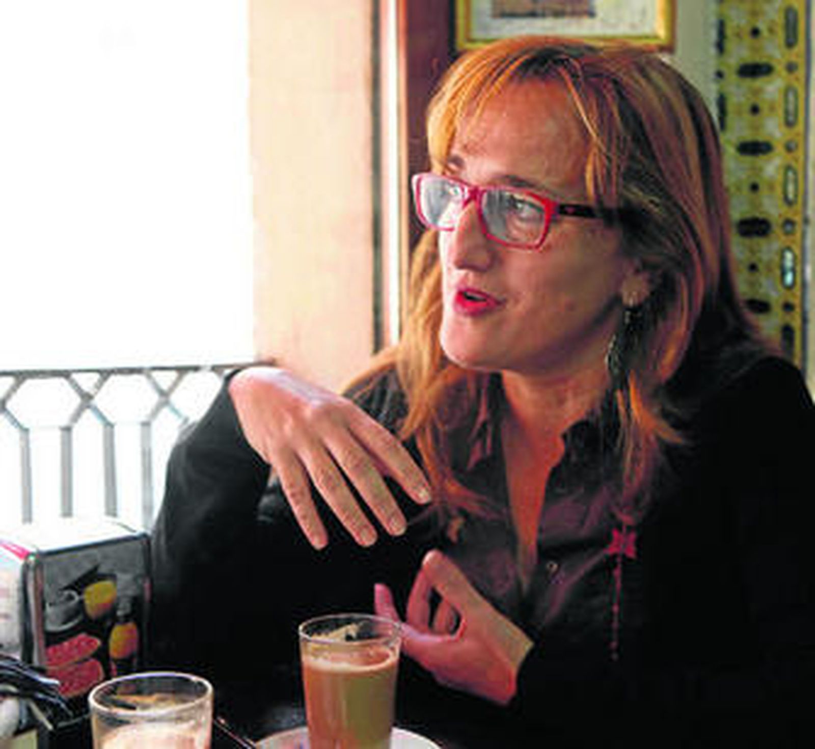Lola López Enamorado, en el bar Santa Ana, junto a la iglesia, 'catedral' de Triana.