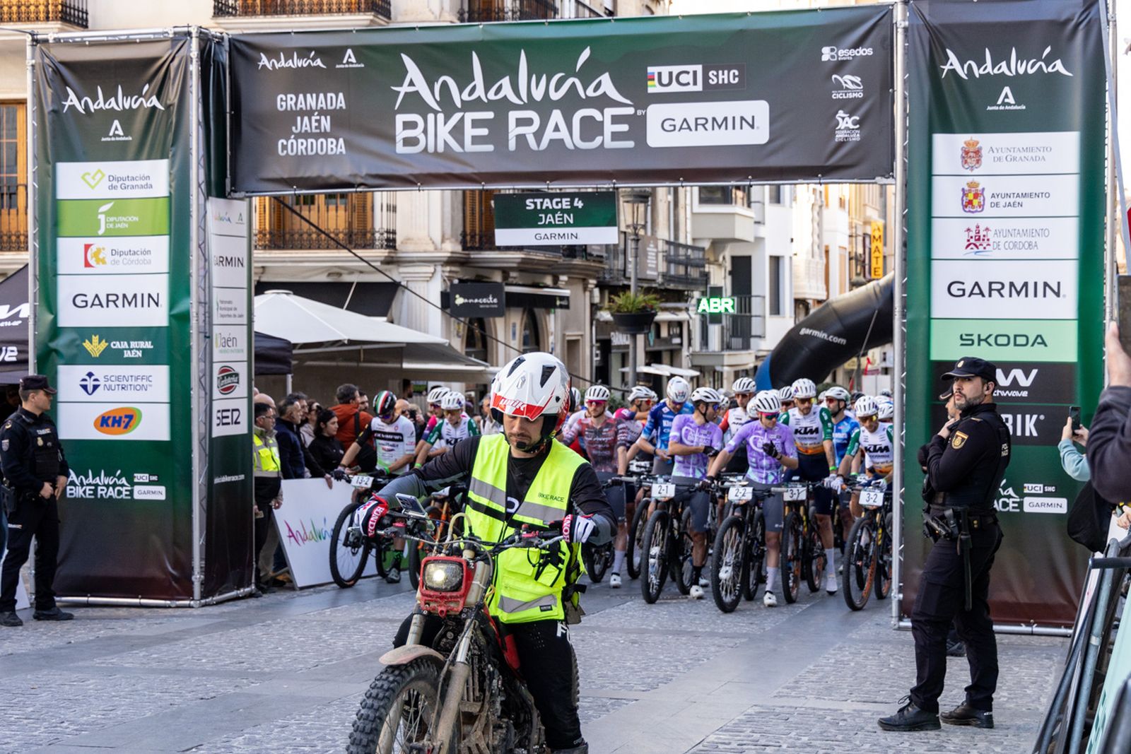 Jaén, protagonista de nuevo en la salida de la tercera etapa de la Andalucía Bike Race