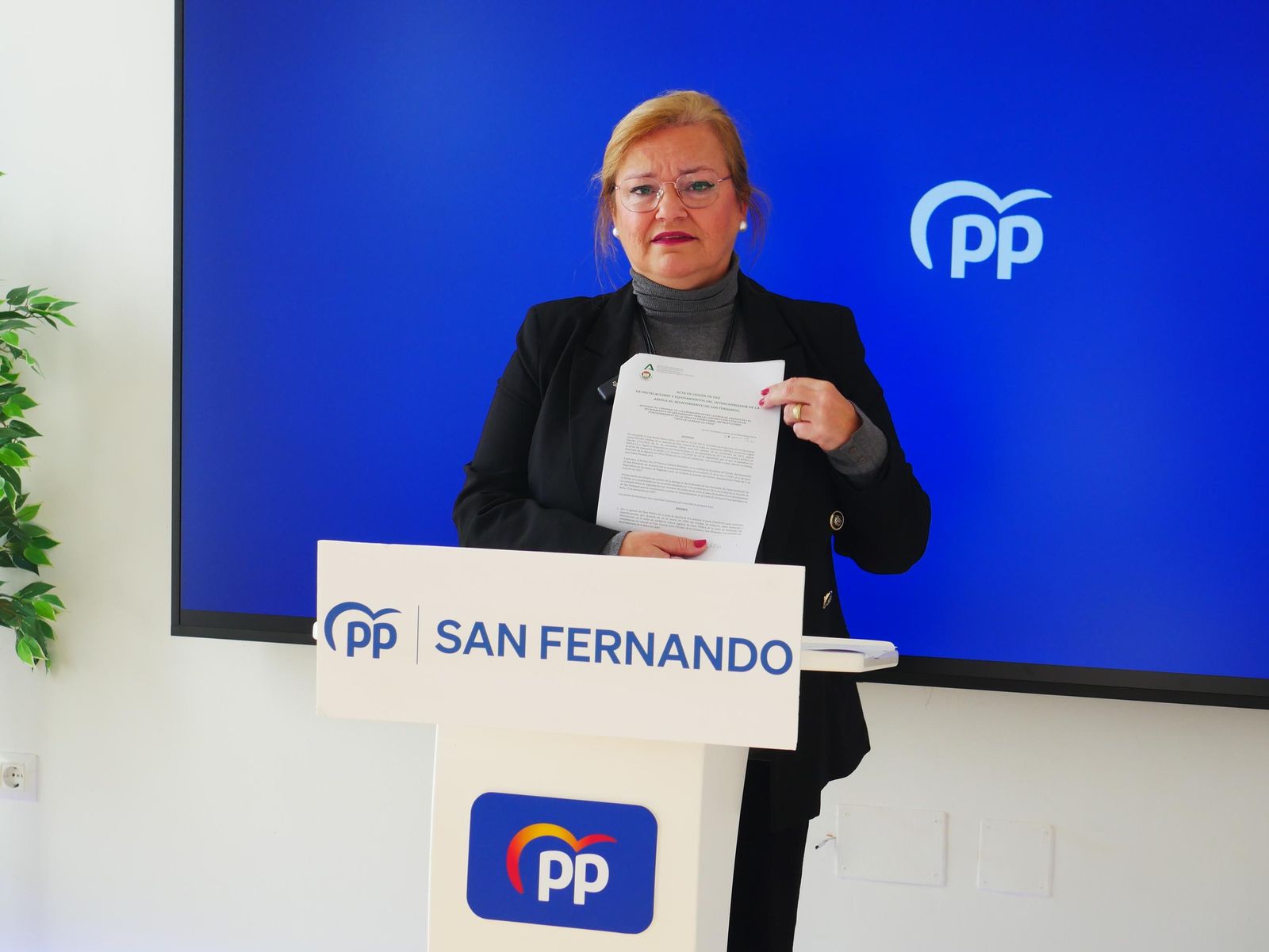 De Alba, mostrando el documento de cesión de la estación al Ayuntamiento.