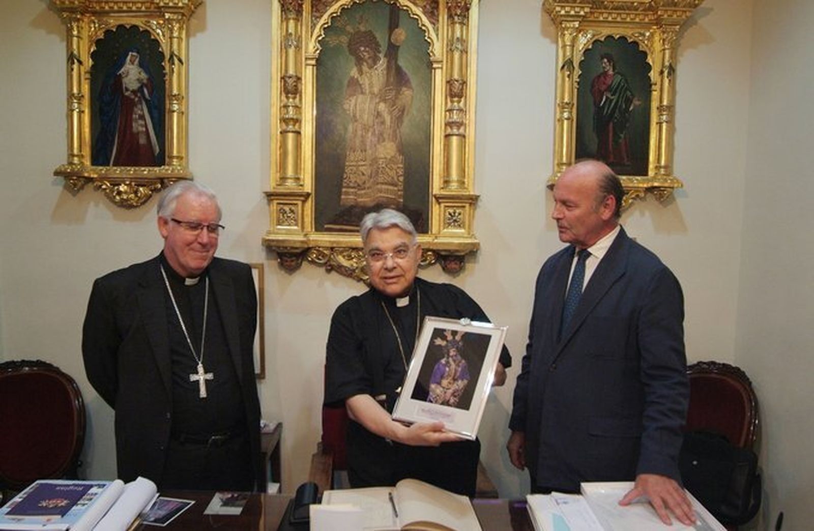 El cardenal Marcello recibe una fotografía del Gran Poder junto al arzobispo y al hermano mayor