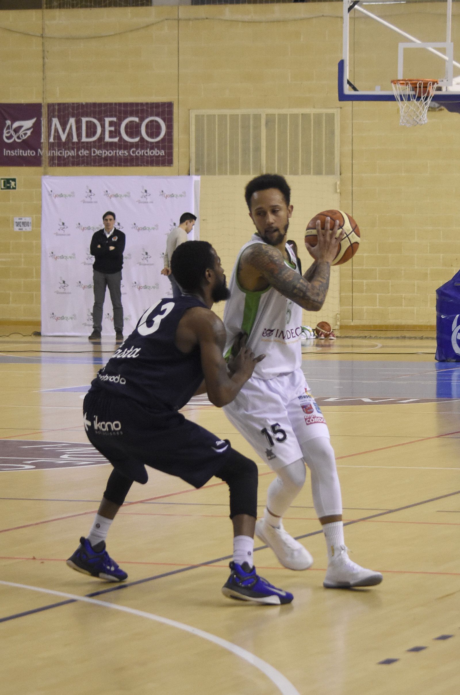 Sanders protege el balón ante el acecho de un rival.