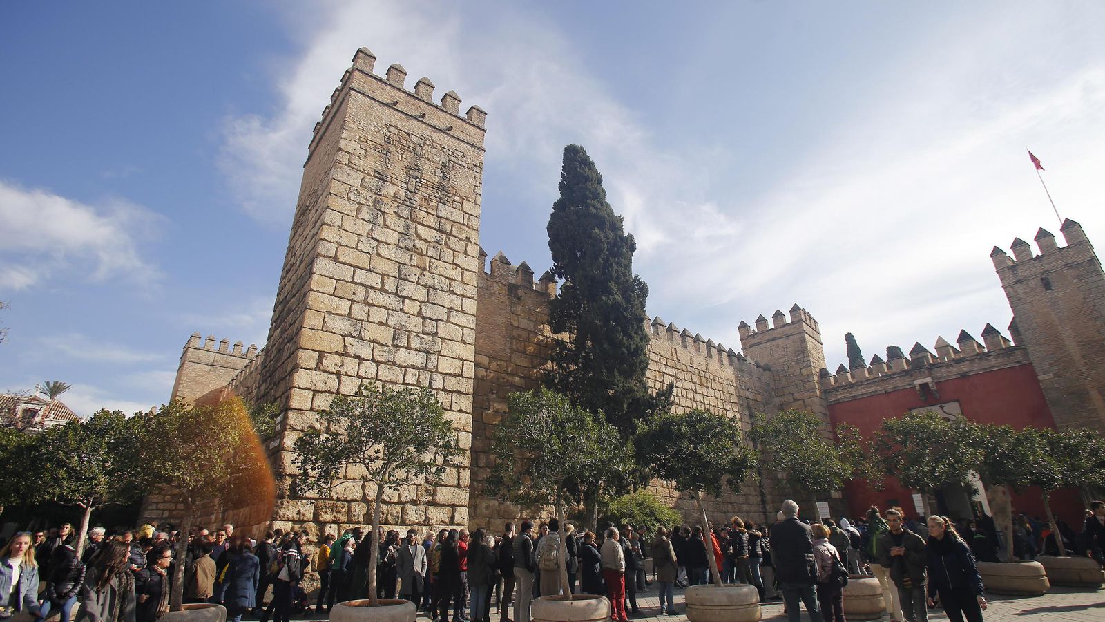 Turistas hacen cola ante el Alcázar.