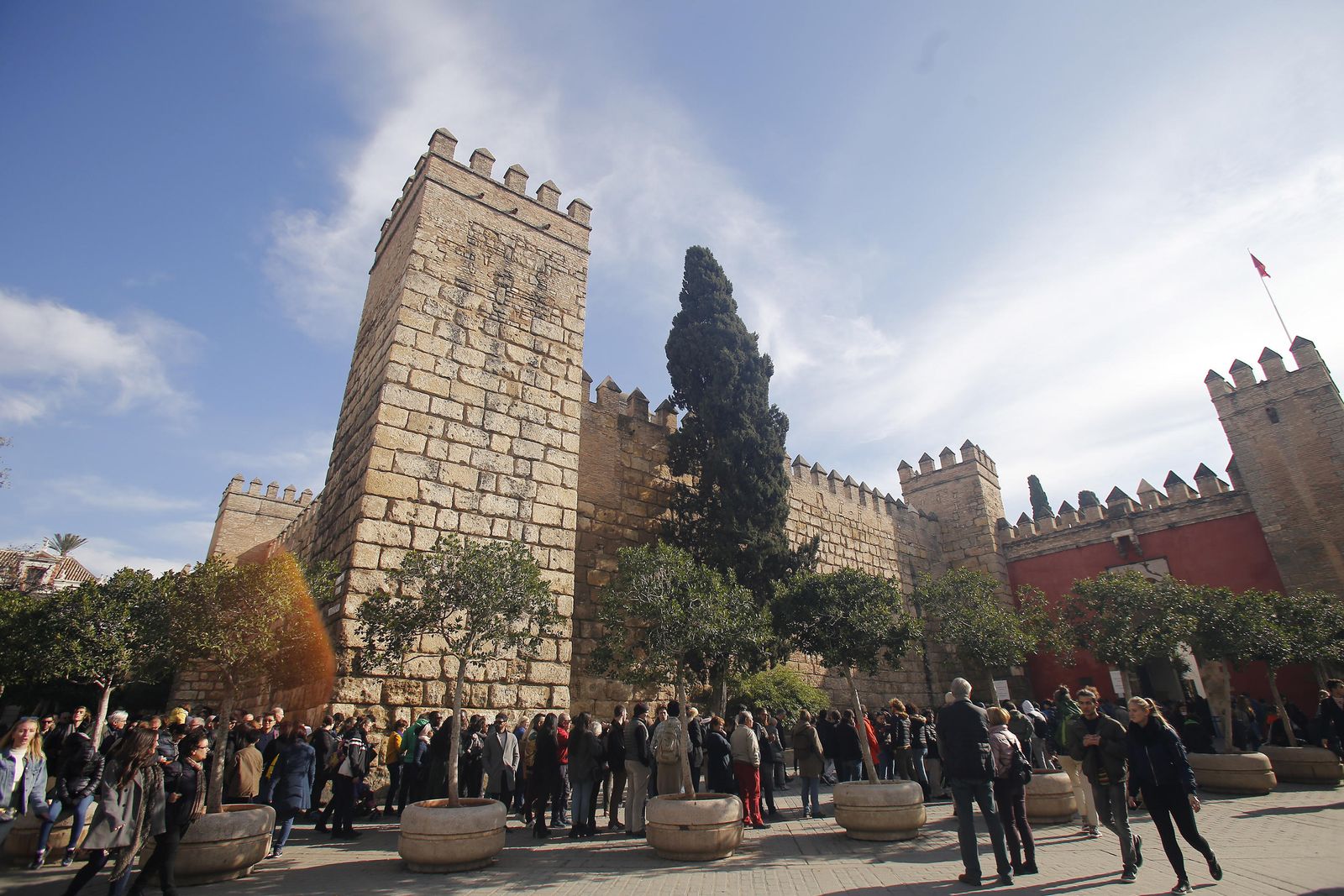 Turistas hacen cola ante el Alcázar.