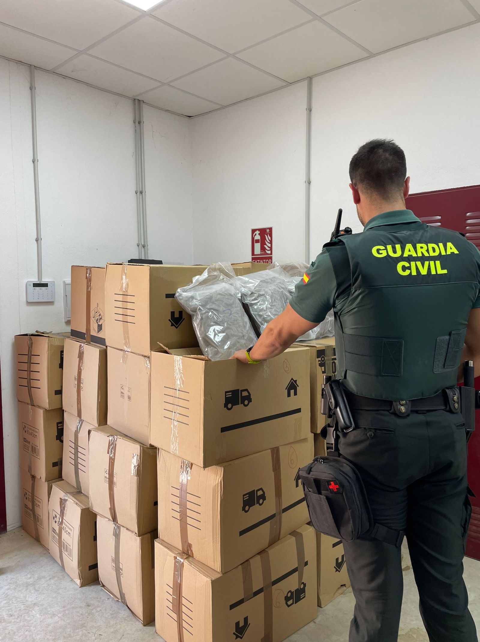 Imagen de las cajas descubiertas en el interior del vehículo.