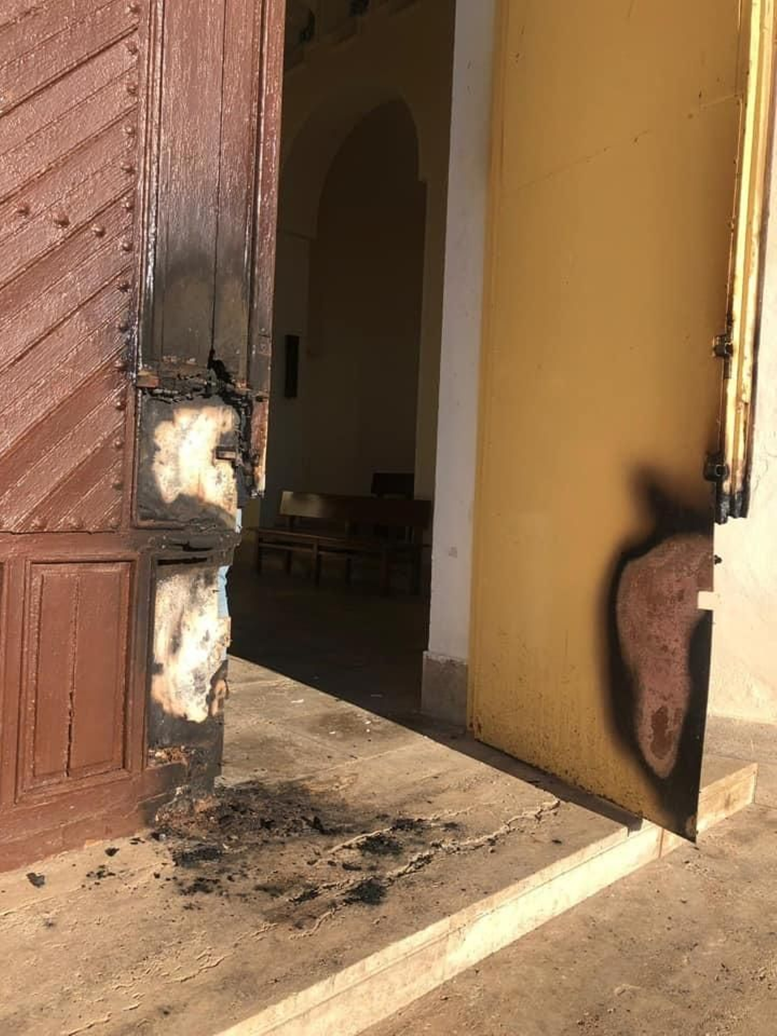 Daños en la puerta de madera