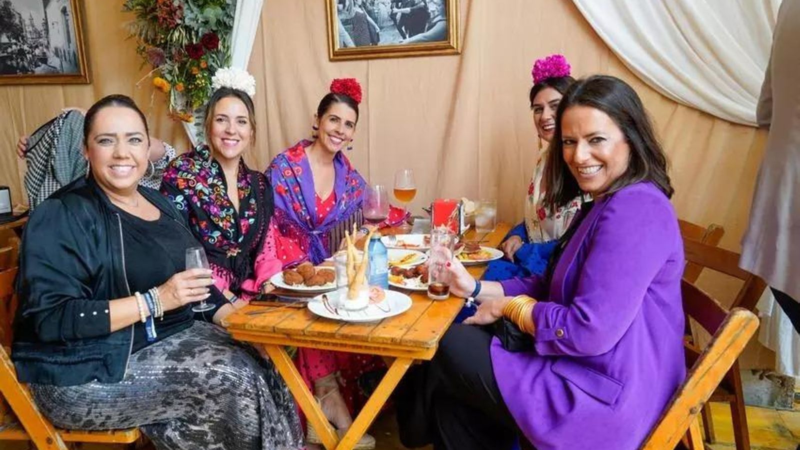 Ambiente durante la comida en una de las casetas de la feria.