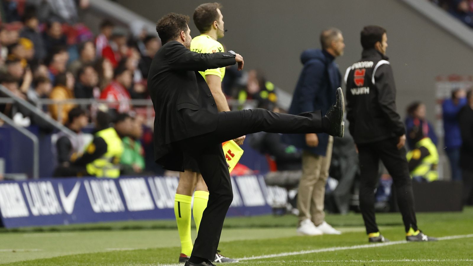 Simeone, que acabó desesperado con su equipo y pidiendo la hora, emula un remate a puerta
