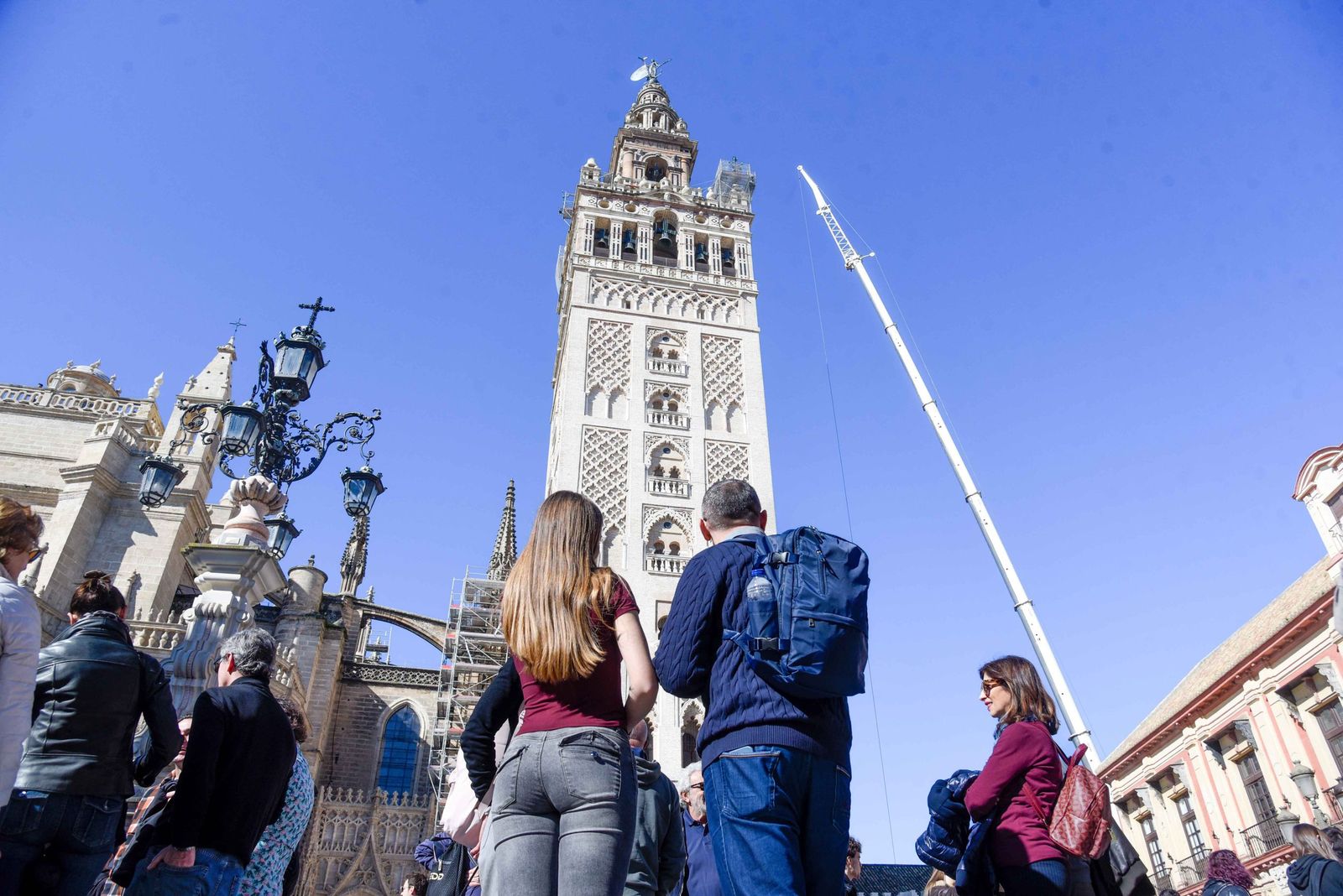 La retirada de las jarras de las azucenas de la Giralda, en imágenes