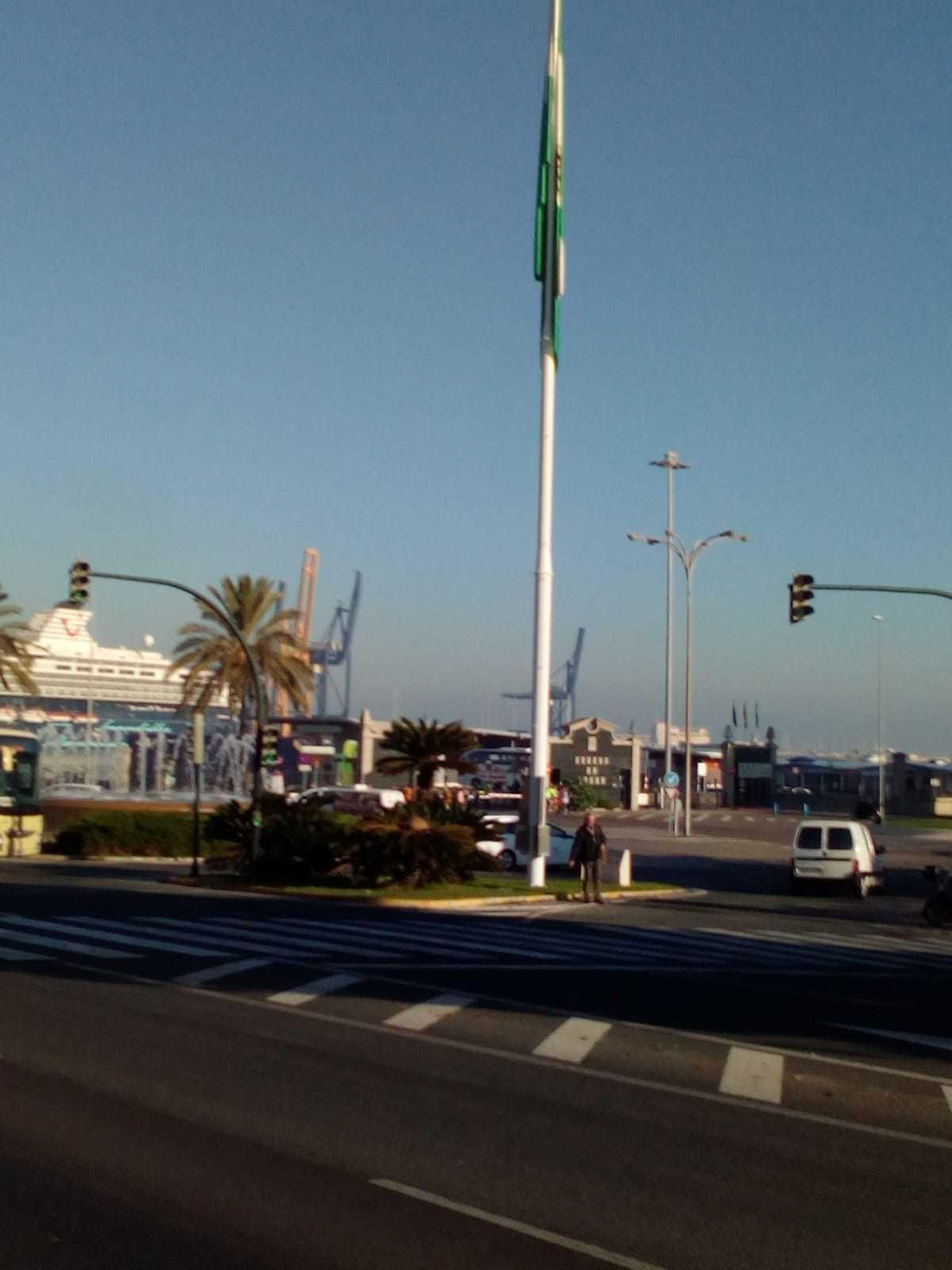 La bandera de Andalucía ondea en la plaza de Sevilla