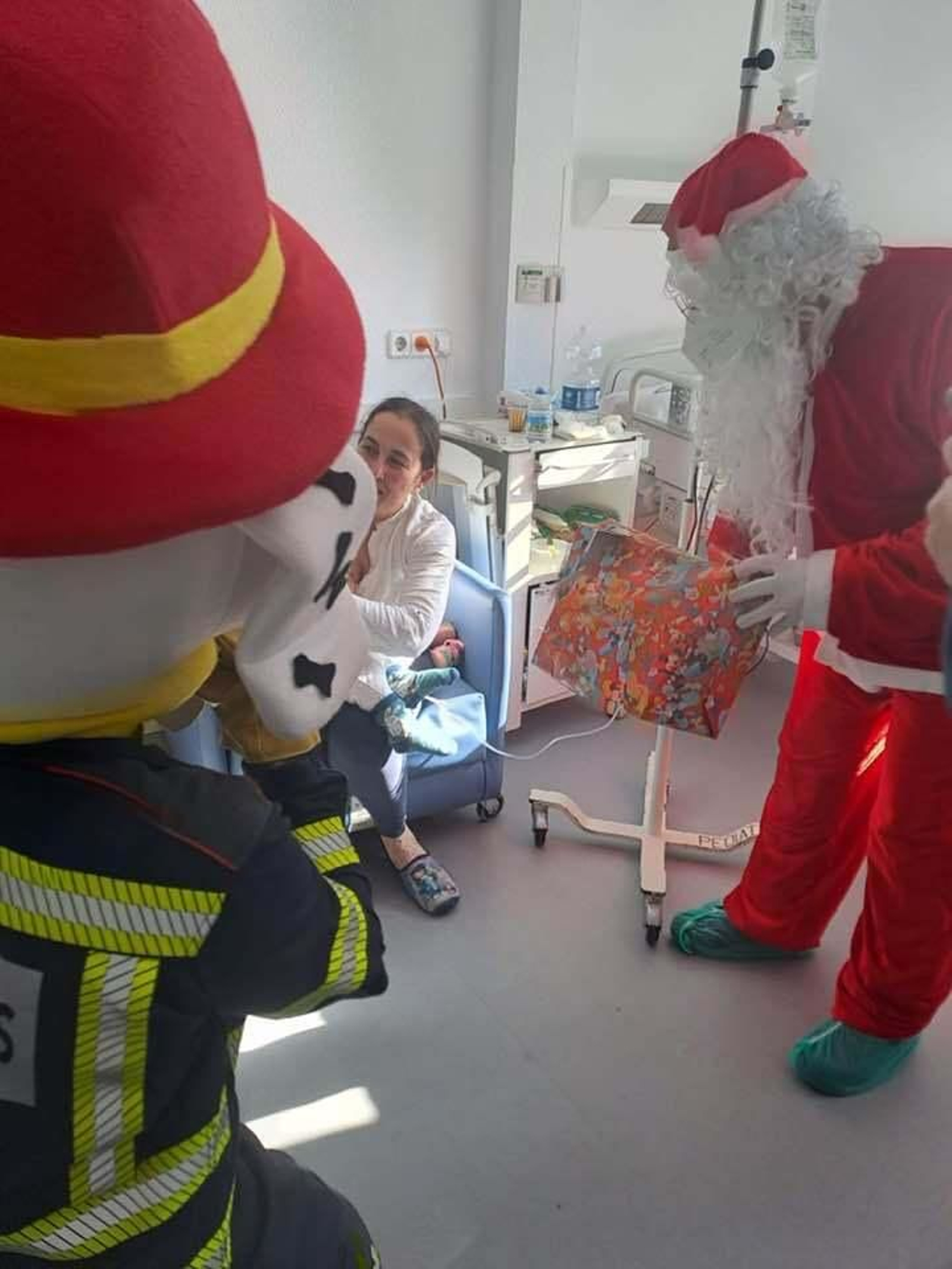 Emotiva visita de los bomberos de Jerez a los menores ingresados en el Hospital