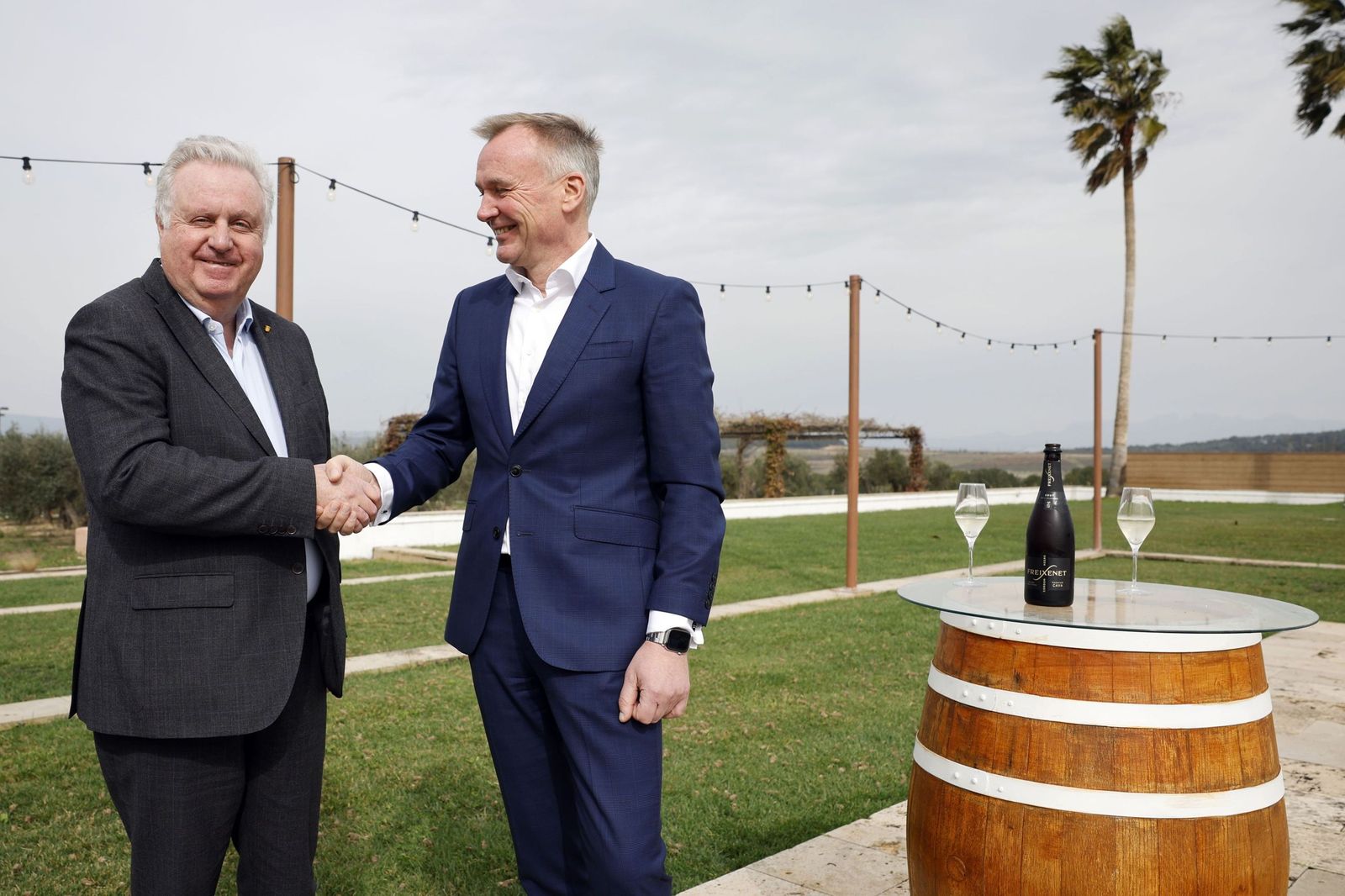José Luis Ferrer, presidente de honor de la bodega, estrecha la mano a Andreas Brokemper, consejero delegado de Henkell Freixenet.