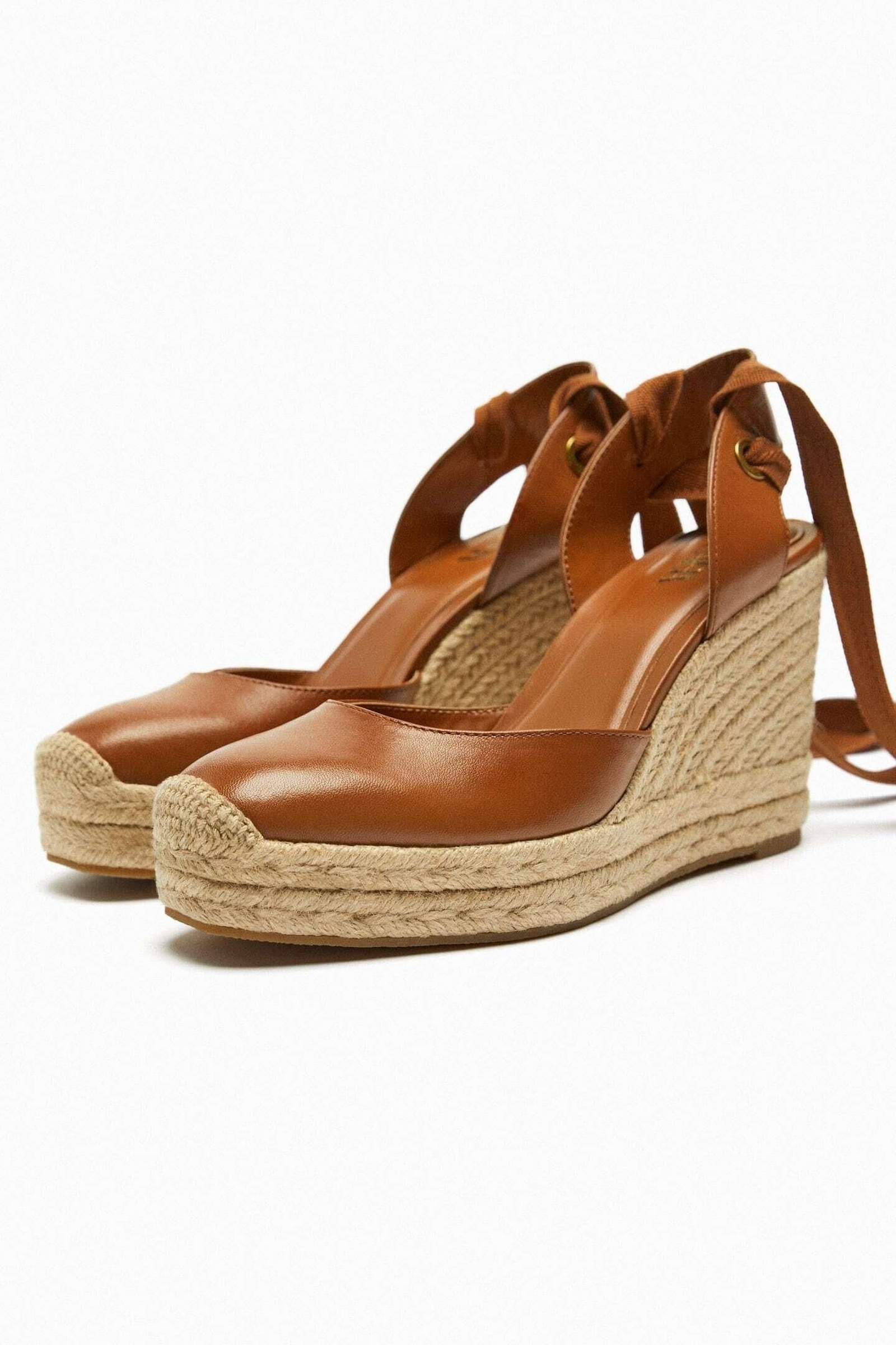 Cuñas de esparto y piel de Zara.