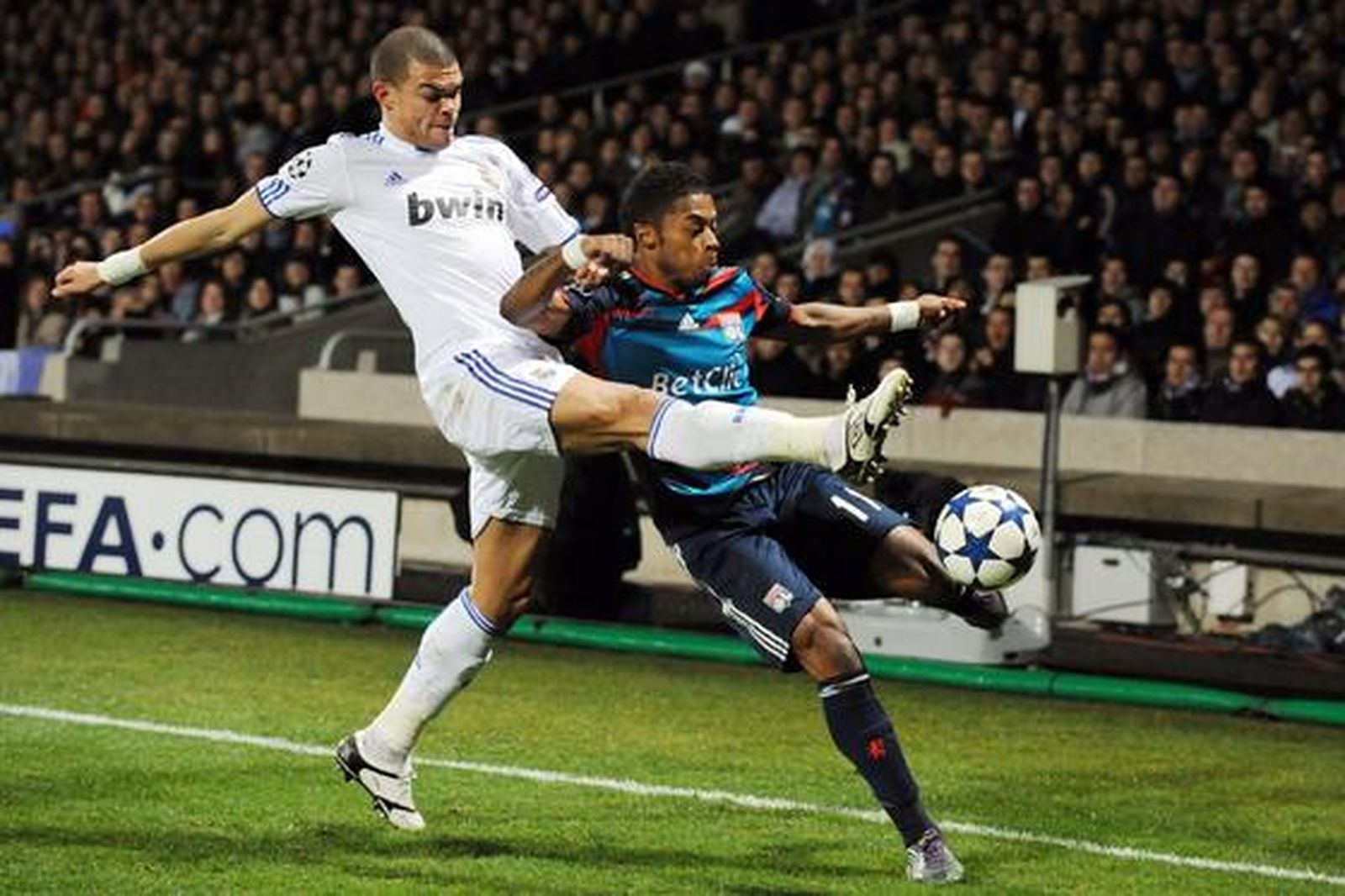 Pepe intenta taponar un centro de un rival. / AFP