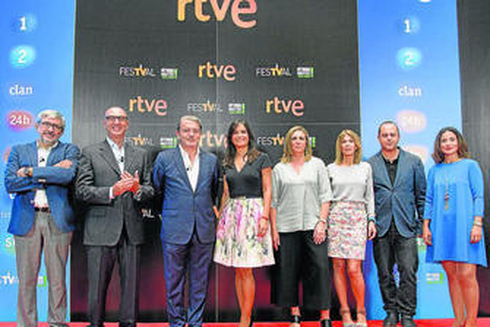 De izquierda a derecha, Fernando López-Puig, Paco Díaz, José R. Díez, Elena S. Sánchez, Ana Mª Bordas, Mª José Bultó, Manuel Farelo y Yolanda García Cuevas, en la presentación de ayer en el FesTVal de Vitoria.