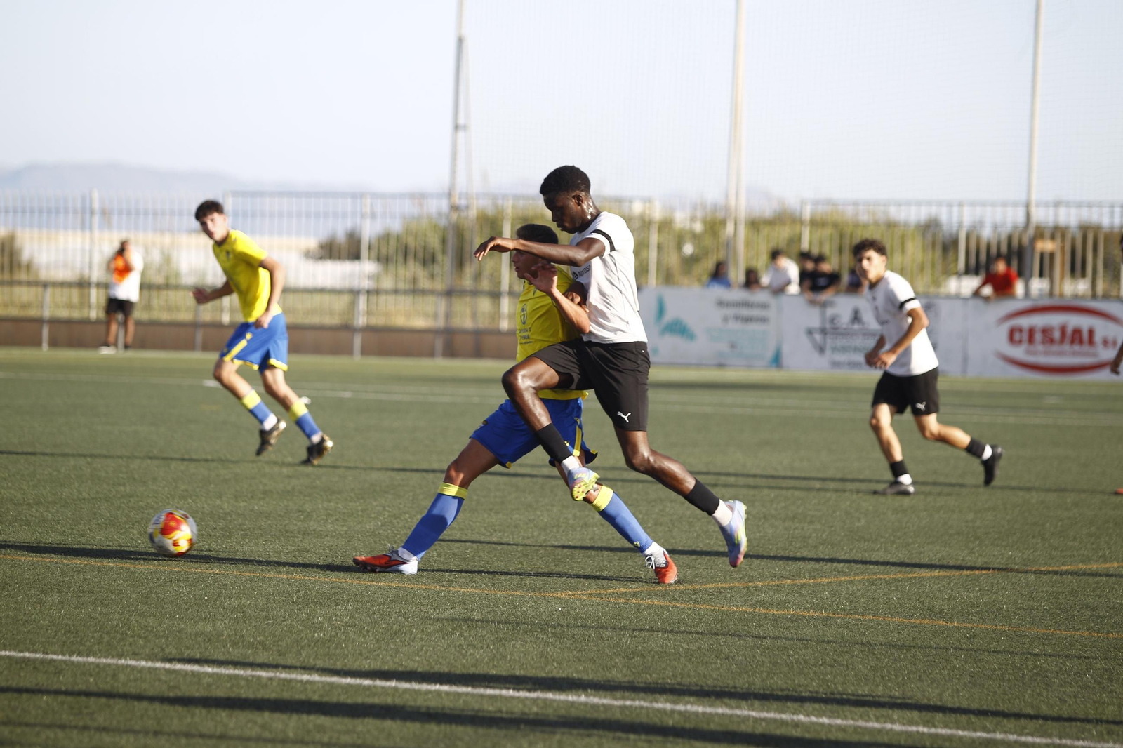 Ebrahima disputa un balón con un rival durante un encuentro en casa de los cañaeros de esta temporada.