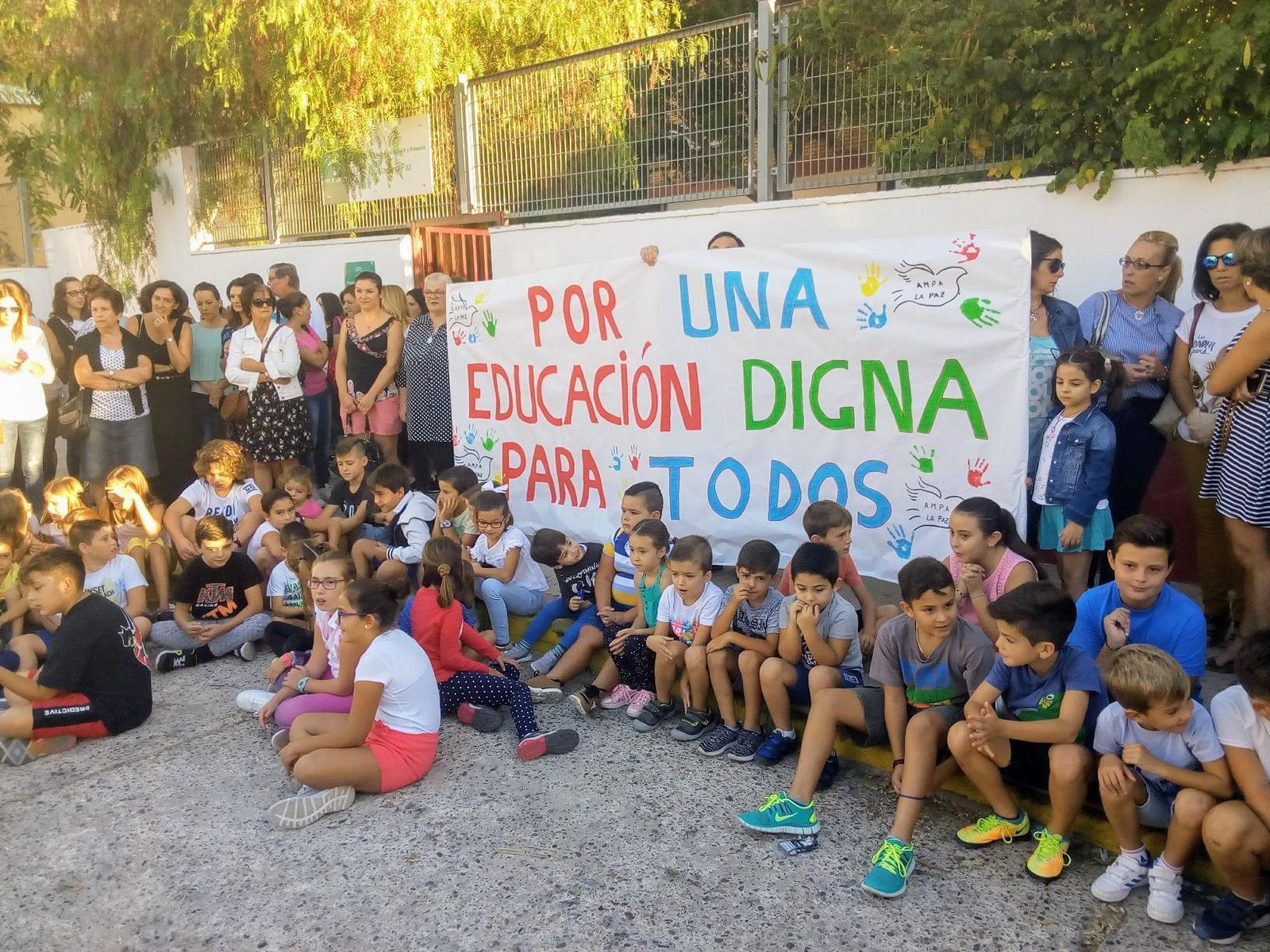 La concentración convocada por el AMPA del centro ayer por la mañana.