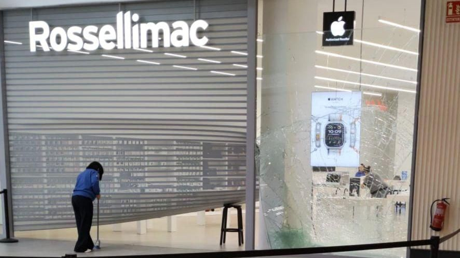 Valla metálica de la tienda asaltada. Valla metálica de la tienda asaltada.
