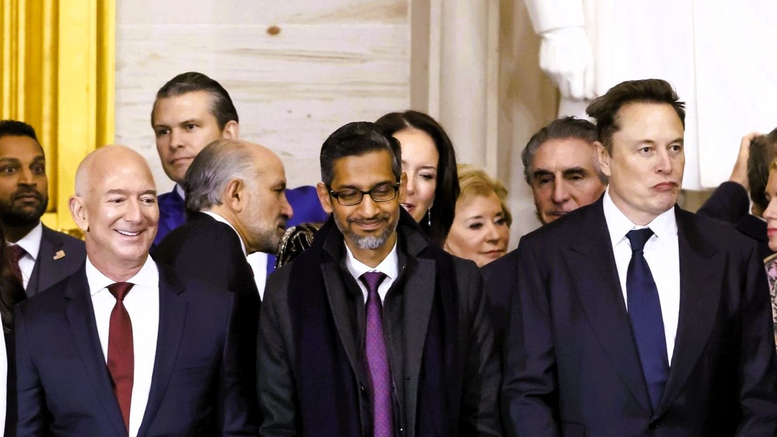 Jeff Bezos y Elon Musk en la toma de posesión de Elon Musk; entre ambos, Sundar Pichai, CEO de Alphabet (Google)