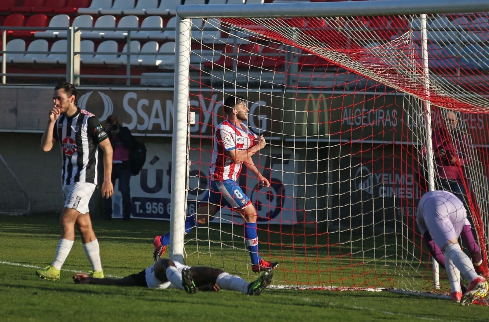 Iván celebra el gol del Antoñito ante el Badajoz.