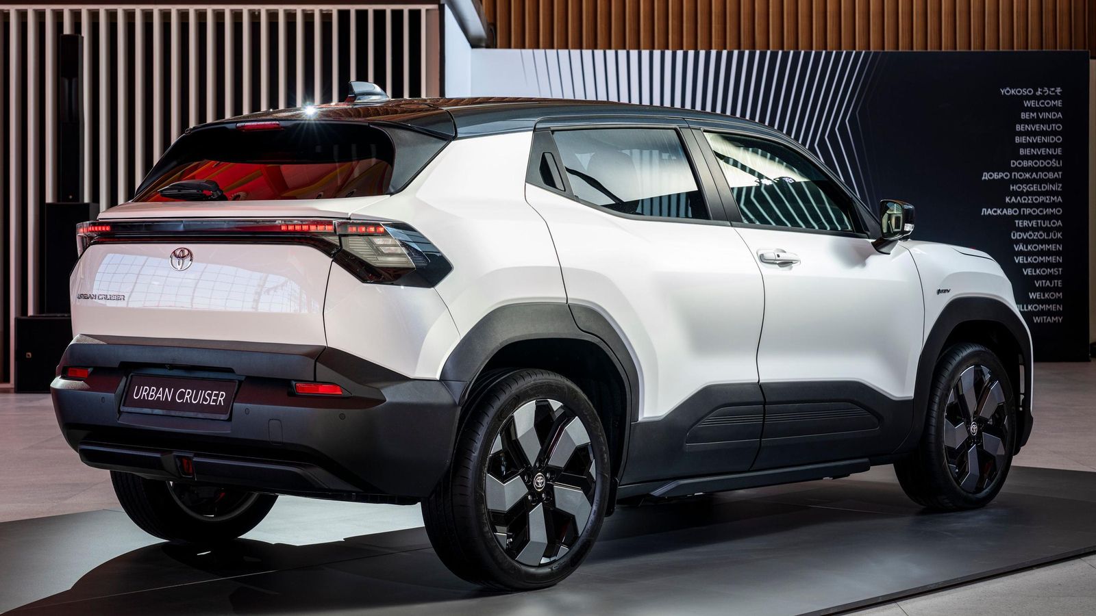 Del SUV B habrá versiones tanto de tracción delantera como total, la primera con dosposibles baterías, la segunda sólo con la más capaz. Del SUV B habrá versiones tanto de tracción delantera como total, la primera con dosposibles baterías, la segunda sólo con la más capaz.