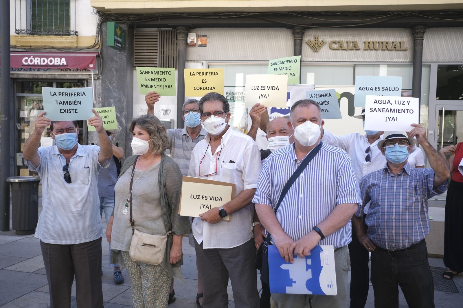 Concentración de los vecinos de la periferia frente al Ayuntamiento.
