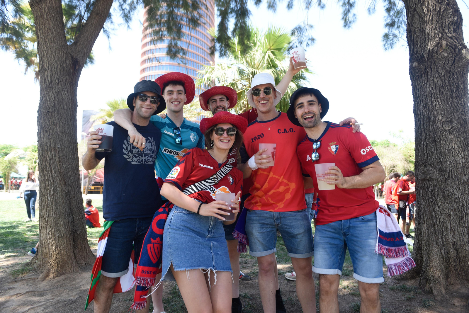 Búscate en la galería gráfica de las aficiones de Osasuna y Real Madrid en Sevilla