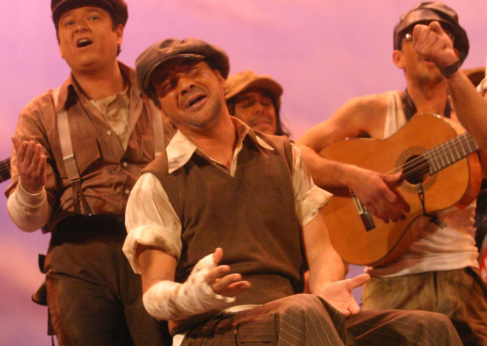 Angel Subiela canta con su comparsa con el brazo escayolado, después de sufrir un accidente de moto.