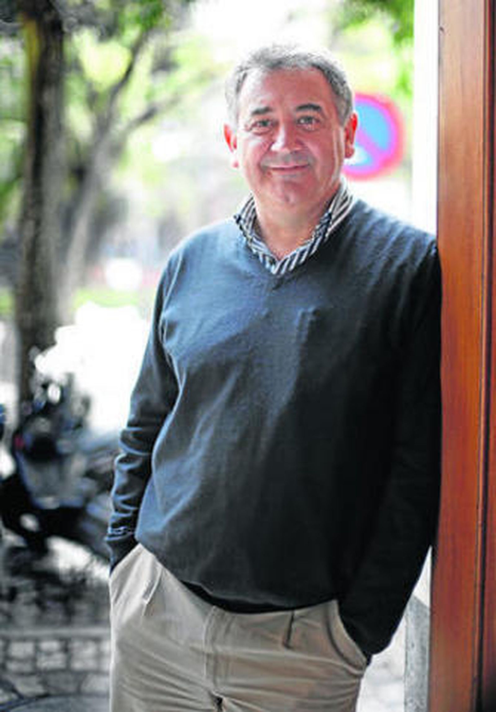 Víctor Gómez, en la puerta del Colegio de Arquitectos.
