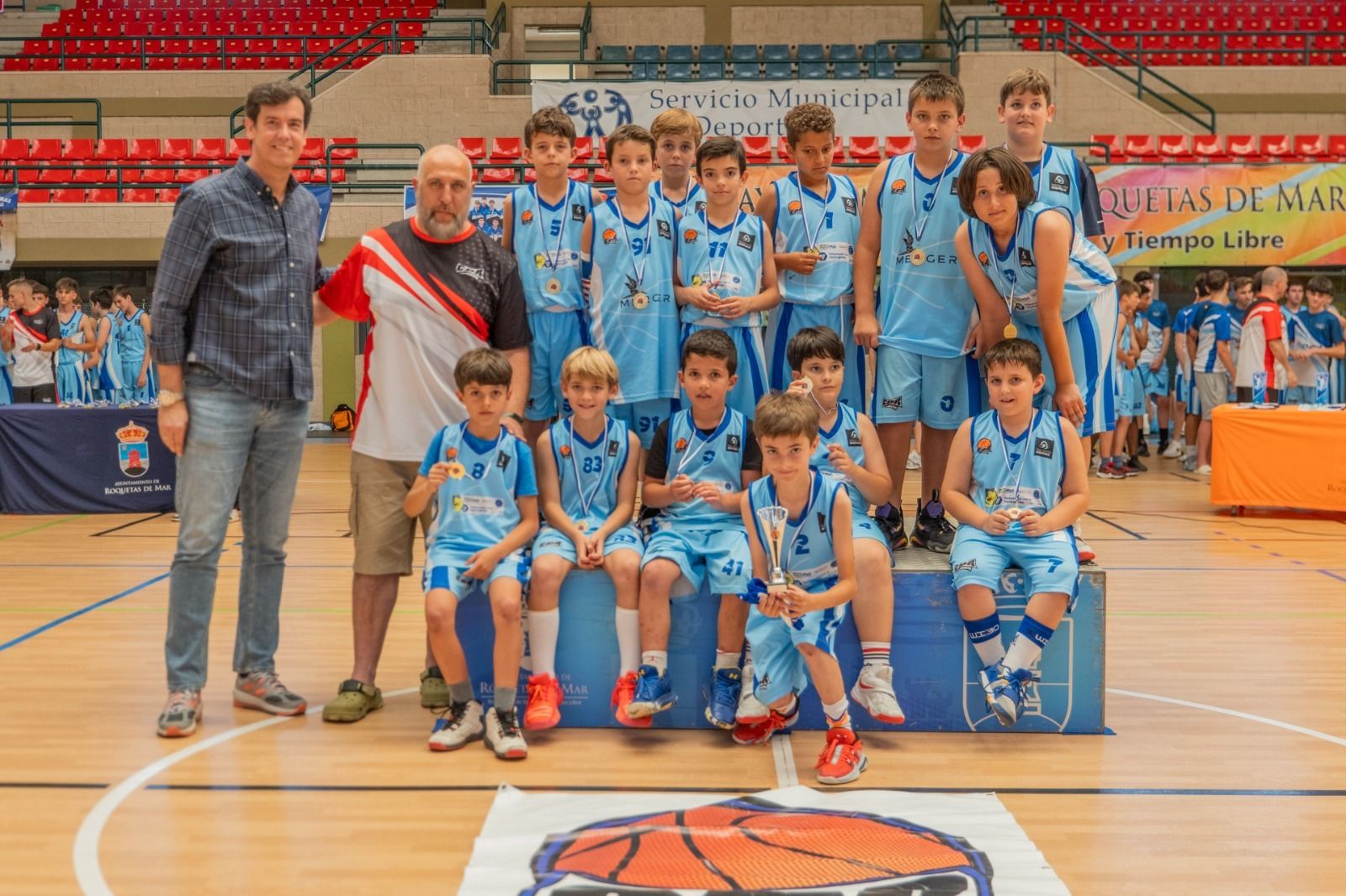 Uno de los equipos del CD Roquetas junto al parlamentario andaluz, Juanjo Salvador