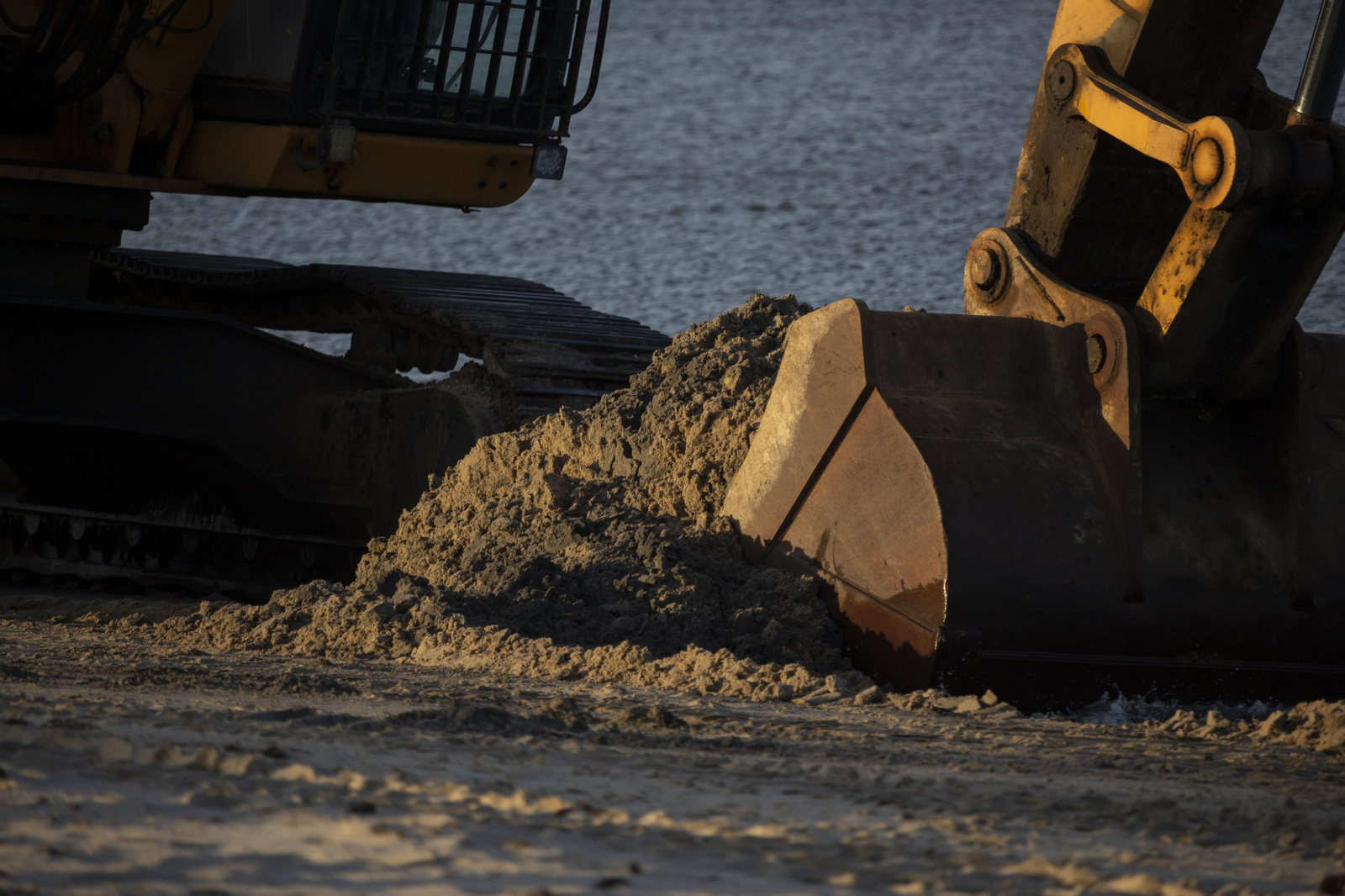 Fotos del tercer trasvase de arena de la playa de El Rinconcillo