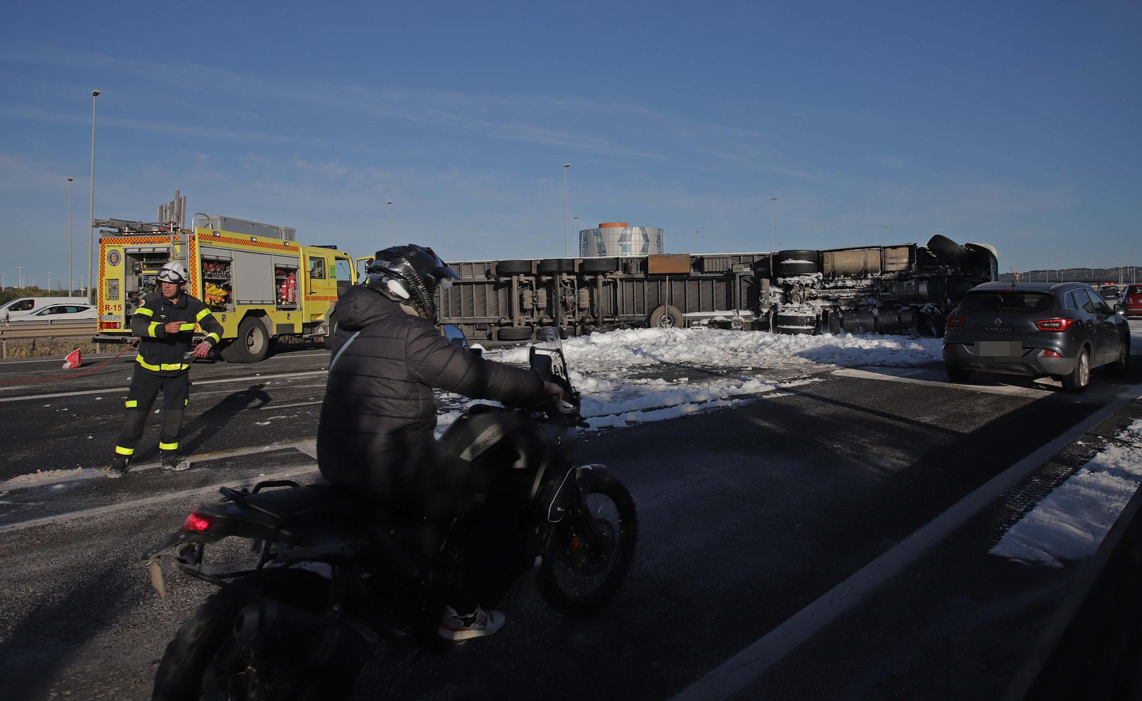Fotos del camión volcado en la A7 en Los Barrios