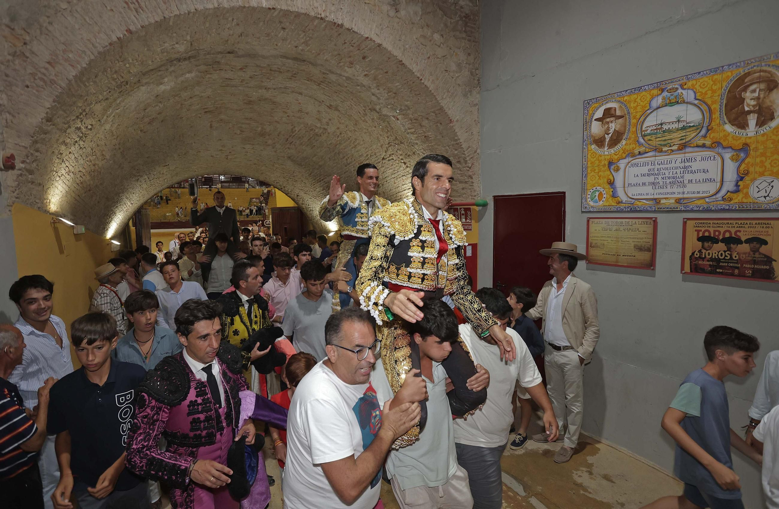 Fotos de la corrida del domingo de la Feria de La Línea: Emilio de Justo y David Galván