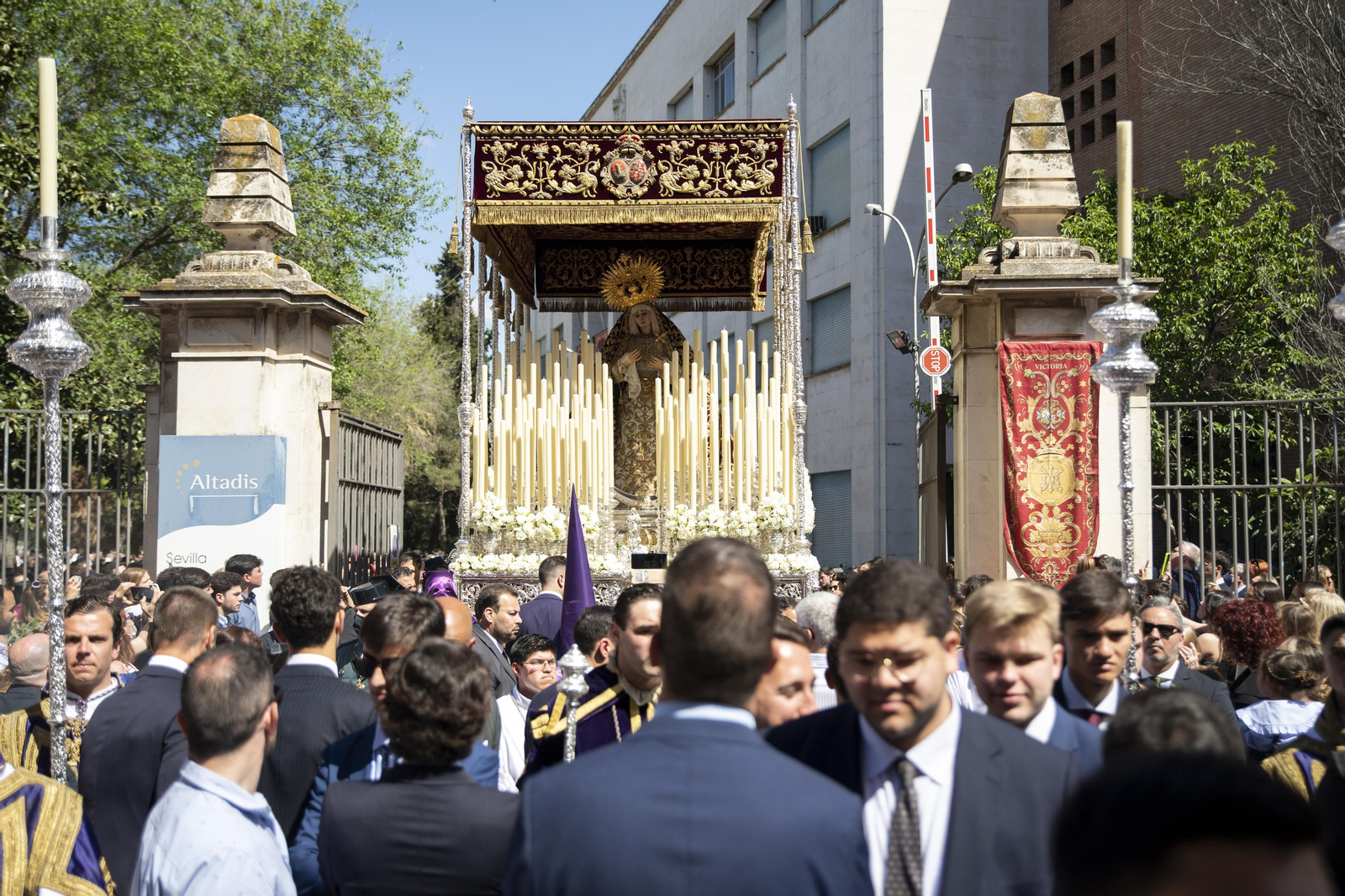 Imágenes de la salida en procesión de Las Cigarreras