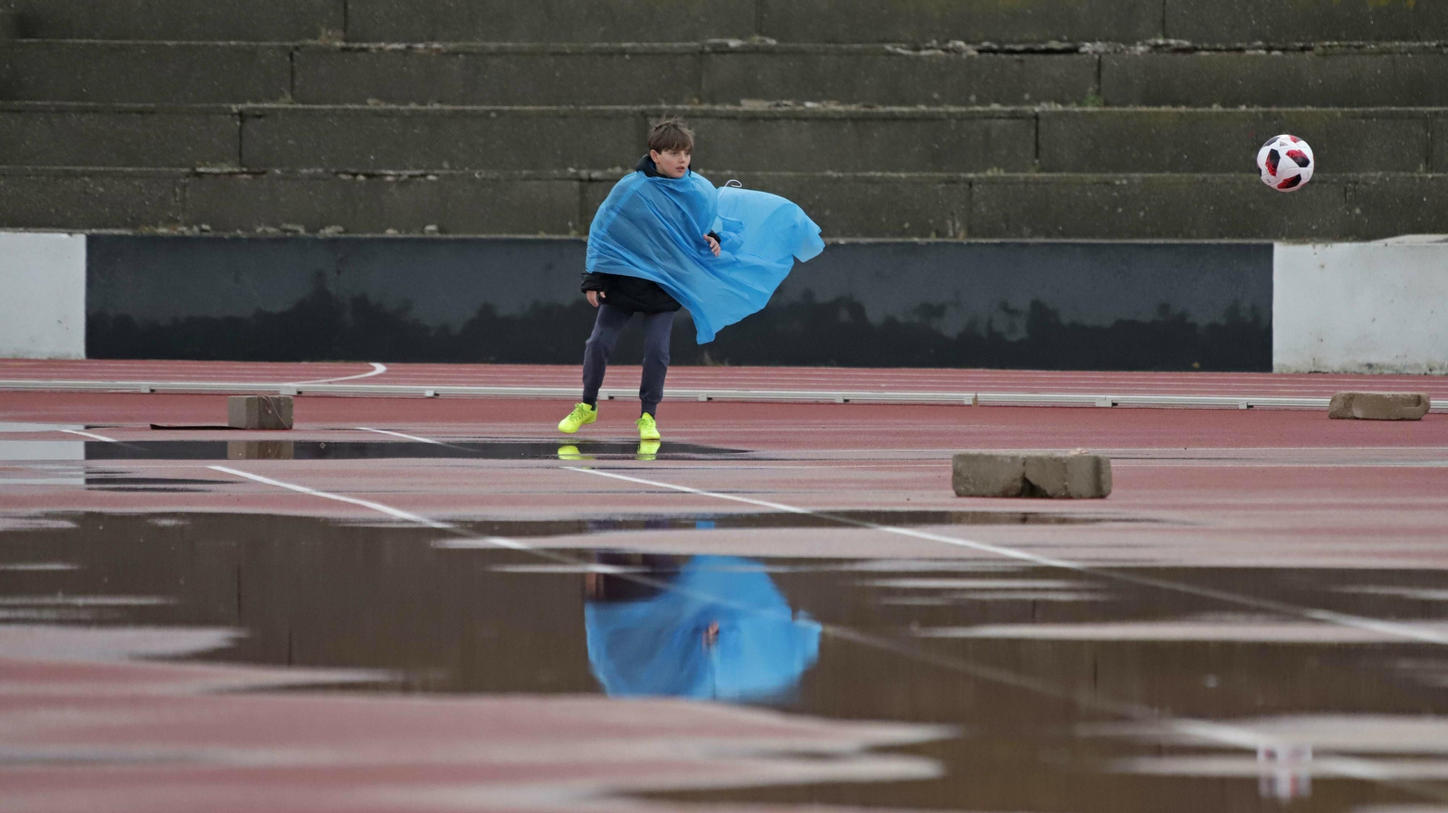 Un recogepelotas en el estadio municipal de La Línea durante el partido disputado entre la Balona y  el San Fernando.