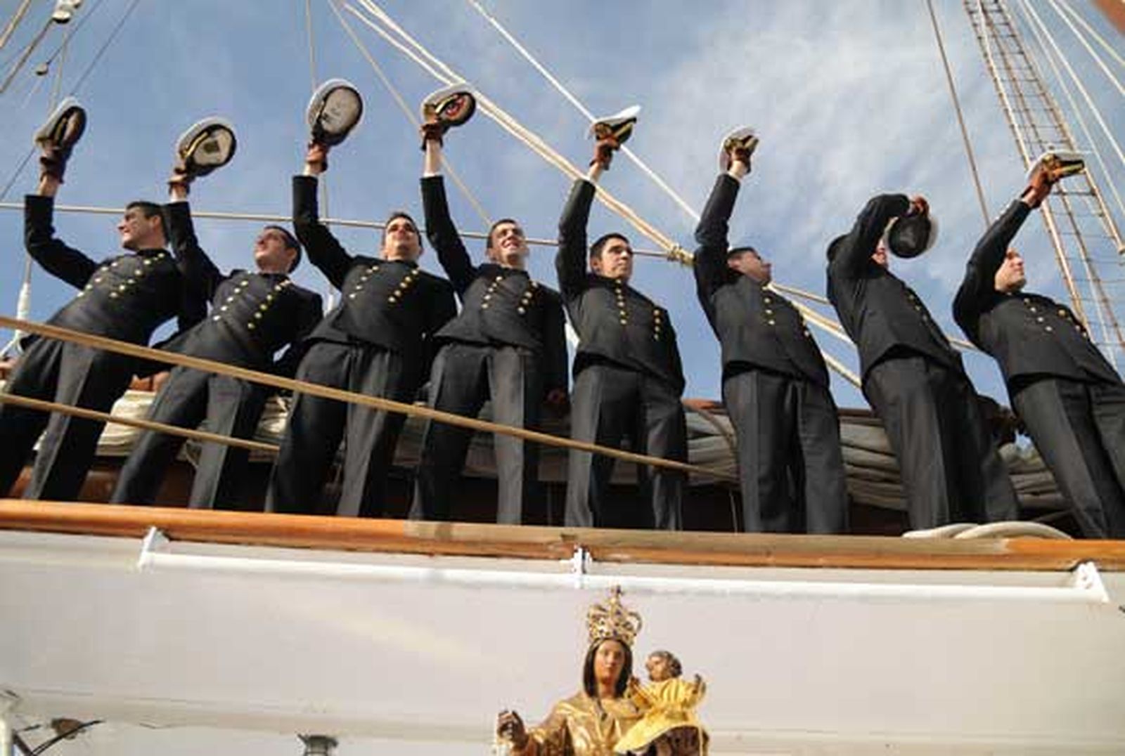 San Fernando despide en el Arsenal de La Carraca al buque escuela de la Armada, que partió de forma excepcional en uno de los primeros grandes actos conmemorativos del 2010

Foto: Javier Gonzalez