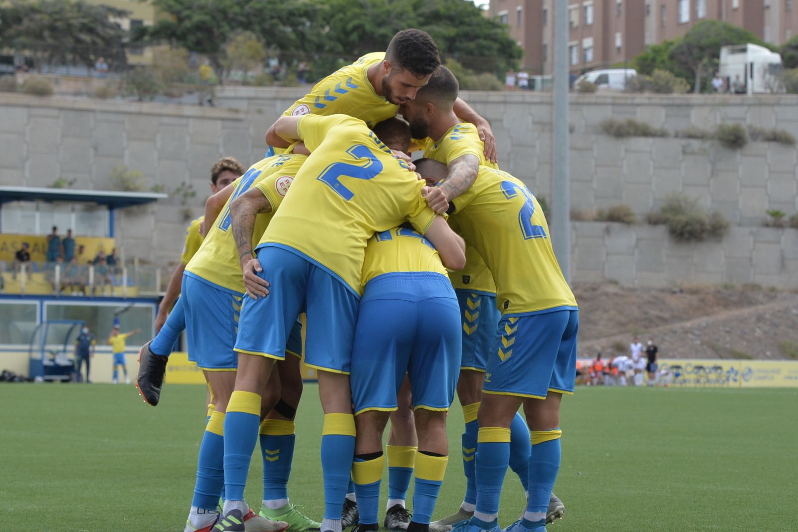 Los jugadores de Las Palmas Atlético celebran uno de sus dos goles al Vélez el domingo.