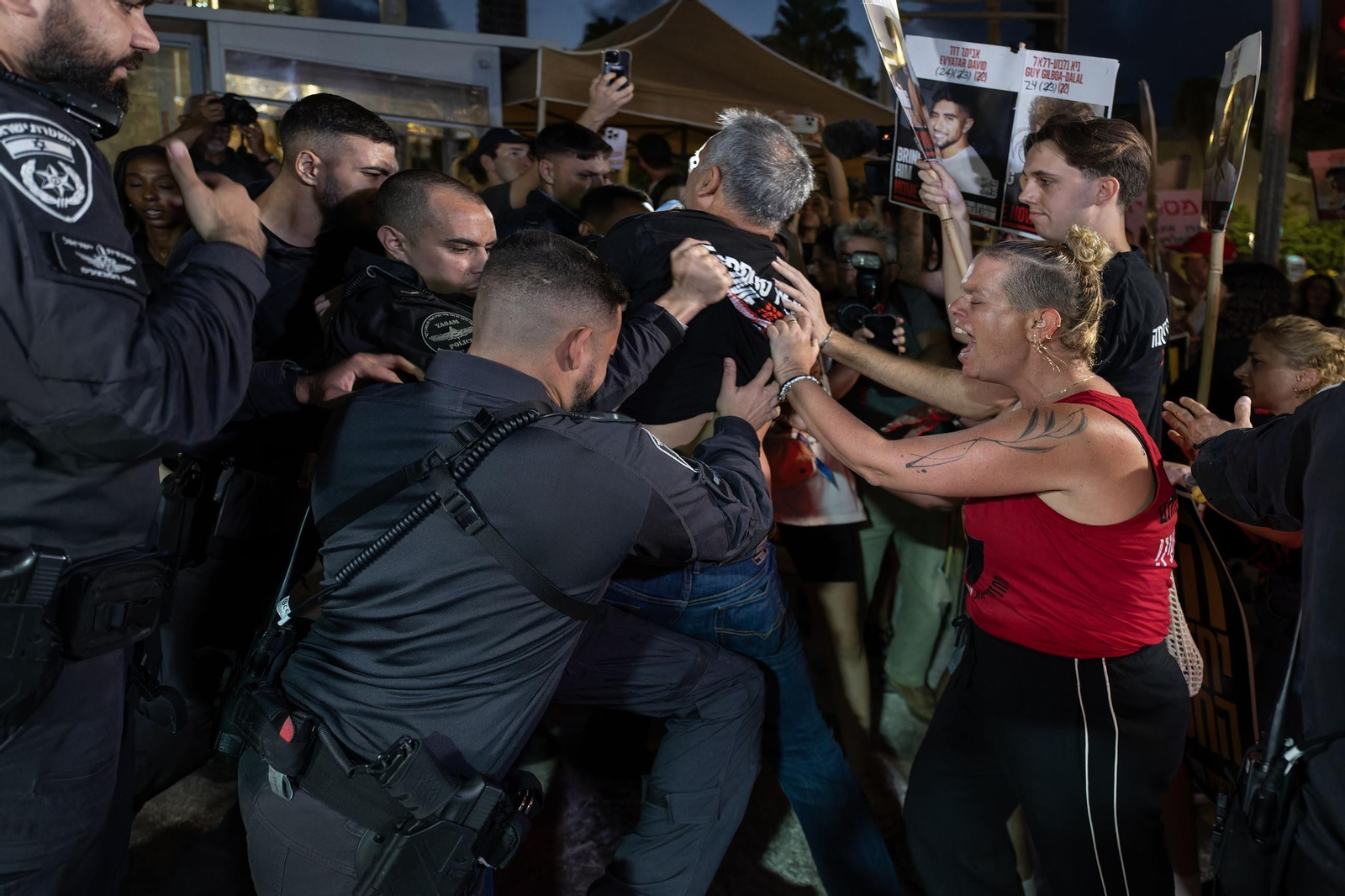 La Policía israelí reprime las protestas de los familiares de los rehenes.