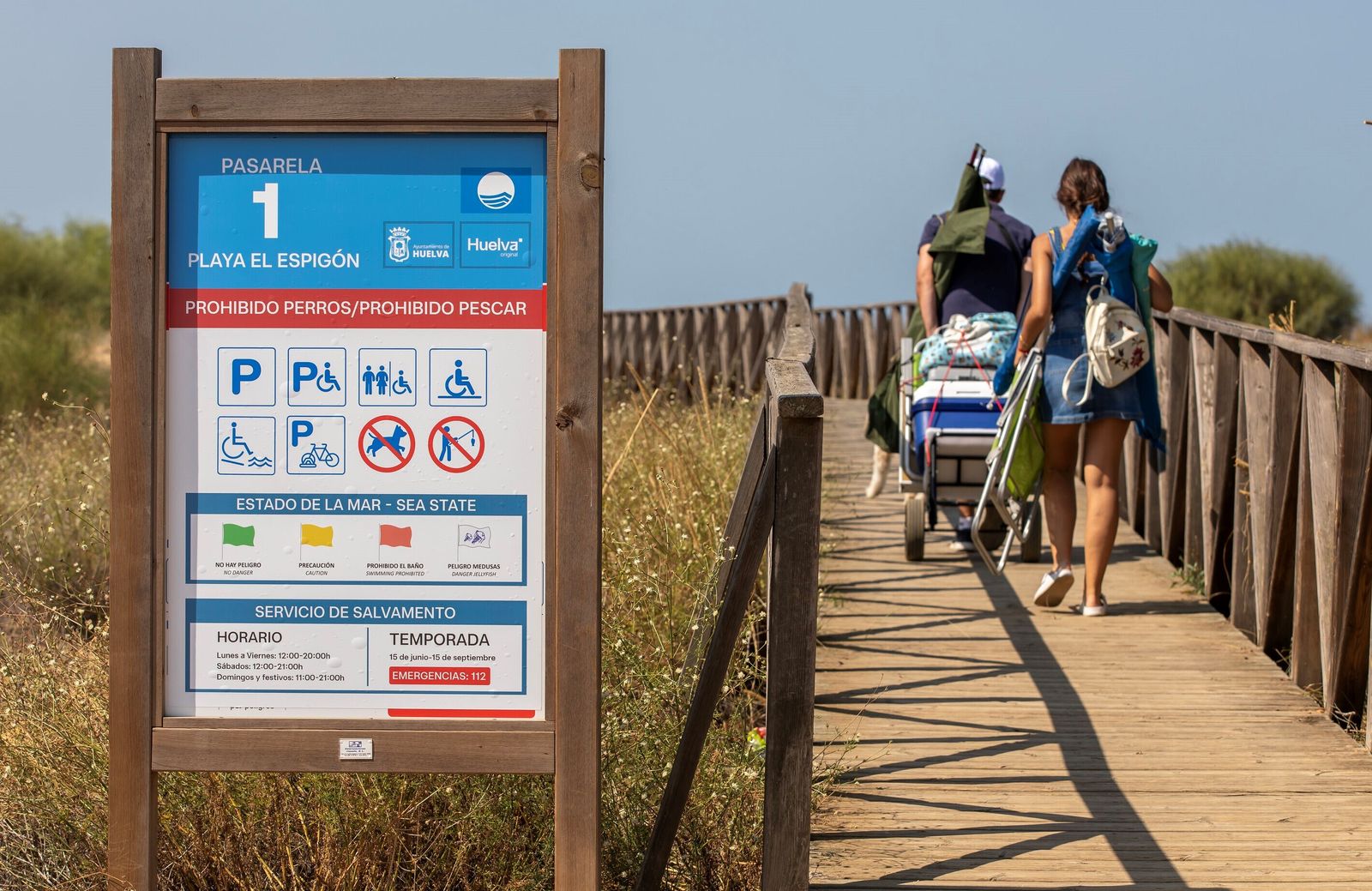 Usuarios de la playa por la pasarela 1.