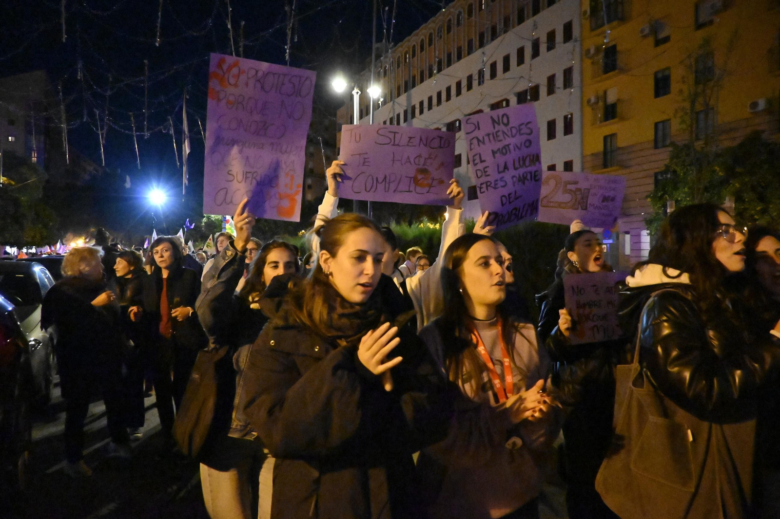Imágenes de la manifestación con motivo del 25N en Huelva